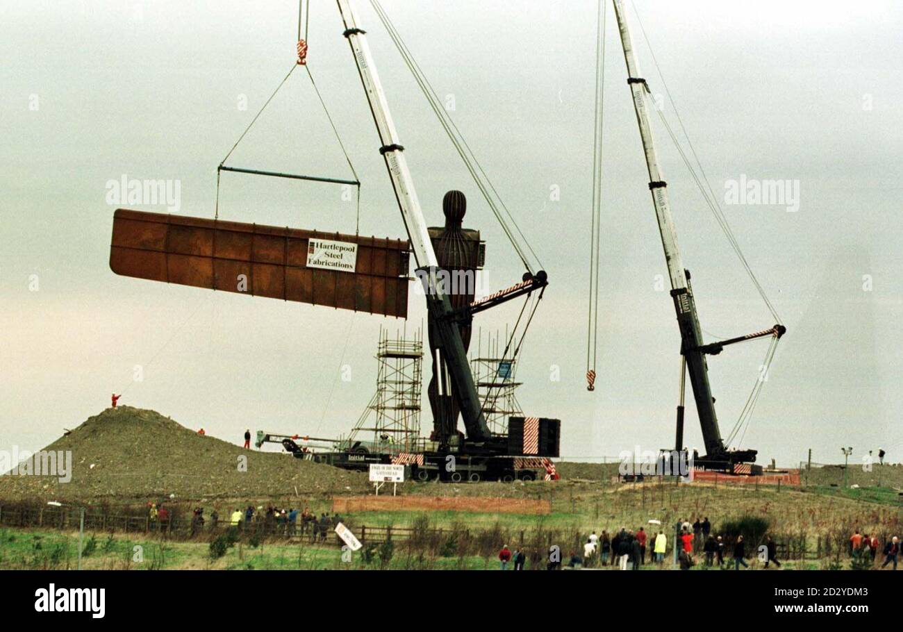 Das umstrittene neue Wahrzeichen Nordenglands, eine gigantische Stahlskulptur namens Angel of the North, wird heute (Sonntag) an der A1-Umgehungsführung von Gateshead, Tyneside, errichtet. Foto von Owen Humphreys/PA Stockfoto