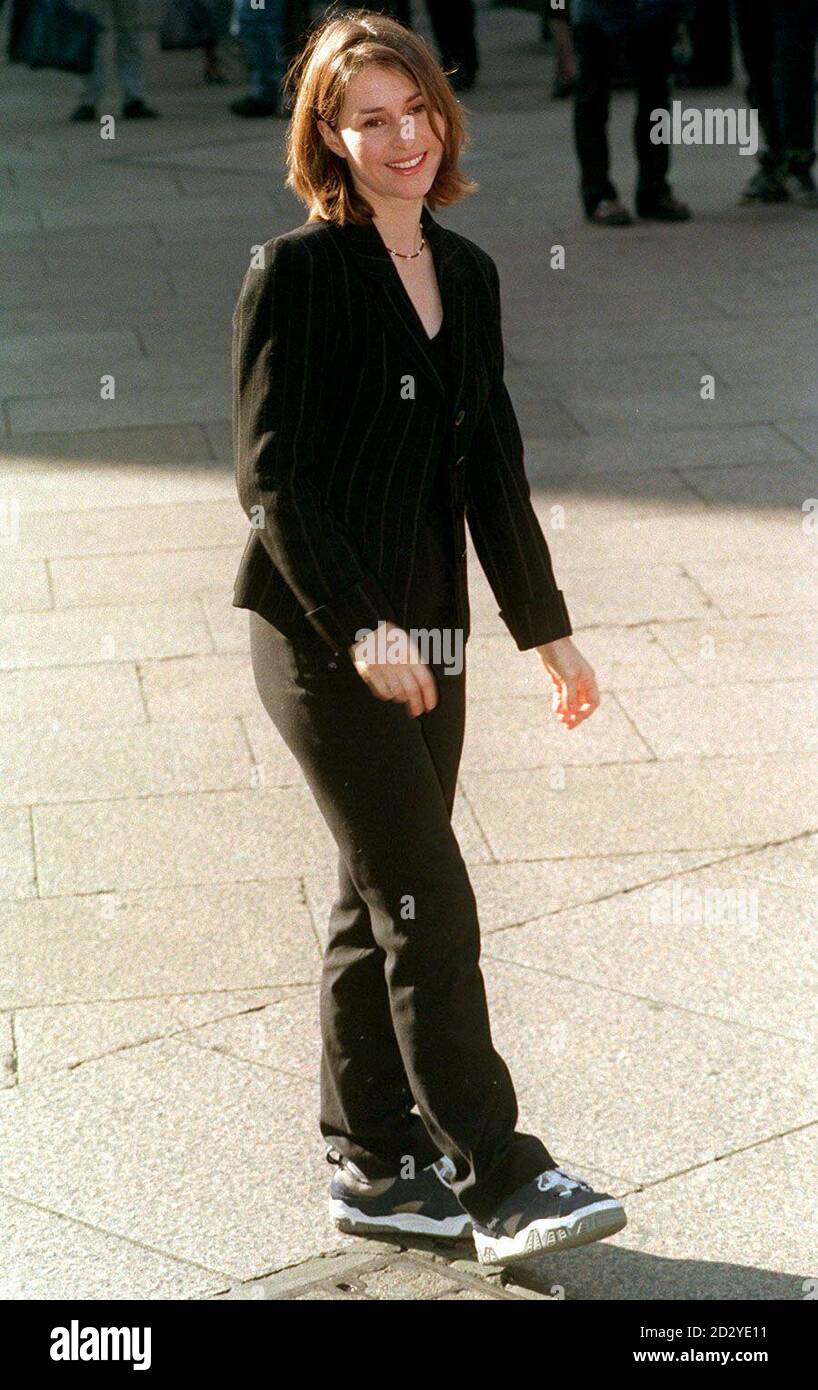 PA NEWS PHOTO 18/2/98 SCHAUSPIELERIN HELEN BAXNDALE (27 JAHRE) BEI EINER FOTOSERIE IN LONDON FÜR DIE NEUE SERIE VON 'P.D. JAMES: EIN UNGEEIGNETER JOB FÜR EINE FRAU. SIE IST GERADE AUS AMERIKA ZURÜCKGEKEHRT, WO SIE IN DER AMERIKANISCHEN TV-COMEDY SITCOM 'FRIENDS' AUFTRAT. Stockfoto