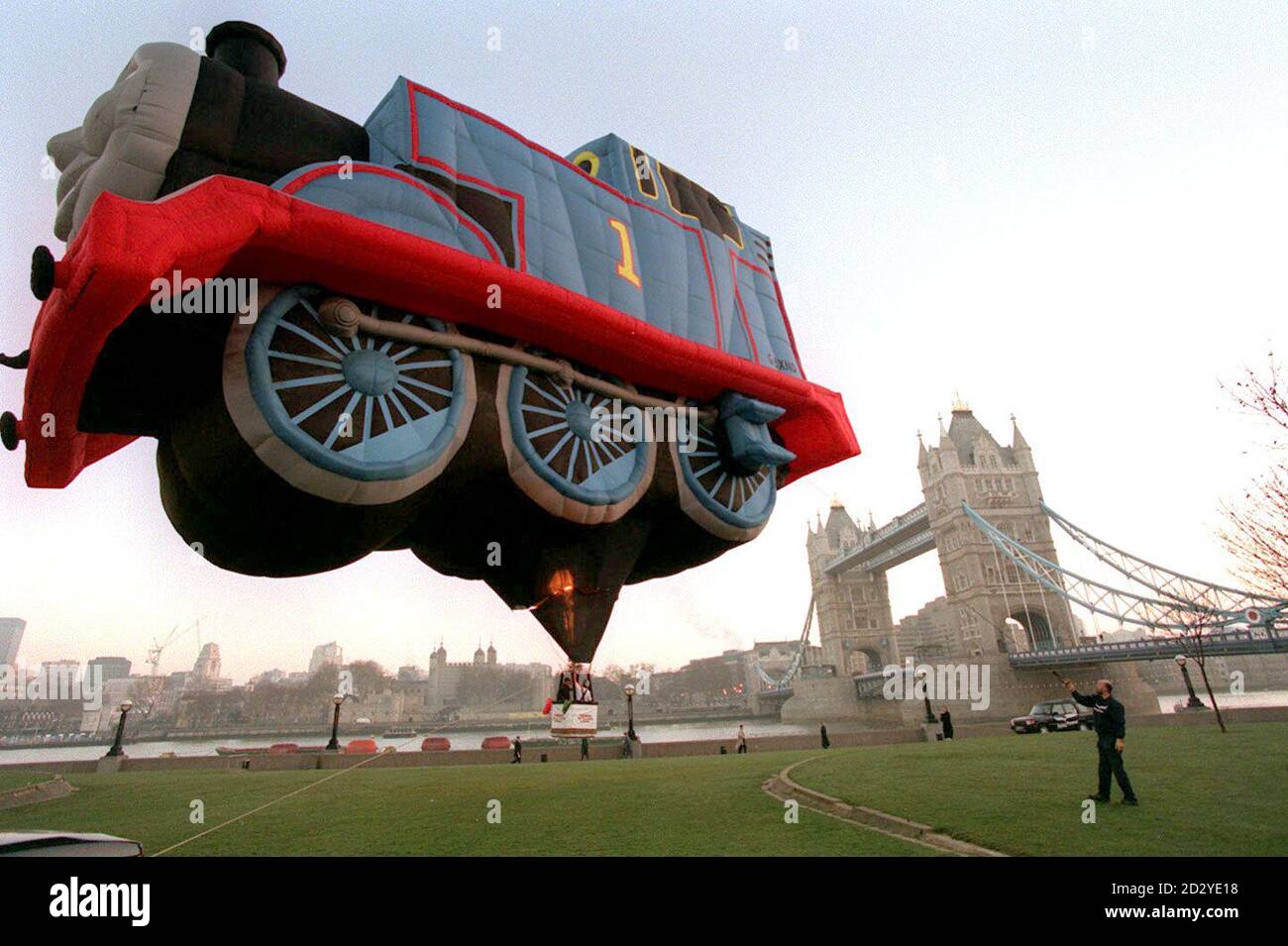 PA NEWS PHOTO 18/2/98 GREG MILLER BEWACHT DEN THOMAS DER TANK MOTOR BALLON AUF LONDON BRÜCKE VOR SEINER TOUR DURCH GROSSBRITANNIEN, DEUTSCHLAND JAPAN UND DEN USA ZU STARTEN "THE THOMAS DER TANK MOTOR UND FREUNDE" 26 NEUE EPISODEN Stockfoto