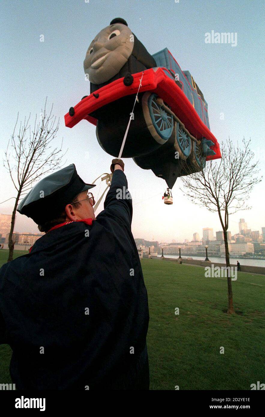 PA NEWS PHOTO 18/2/98 GREG MILLER BEWACHT DEN THOMAS DER TANK MOTOR BALLON AUF LONDON BRÜCKE VOR SEINER TOUR DURCH GROSSBRITANNIEN, DEUTSCHLAND JAPAN UND DEN USA ZU STARTEN "THE THOMAS DER TANK MOTOR UND FREUNDE" 26 NEUE EPISODEN Stockfoto