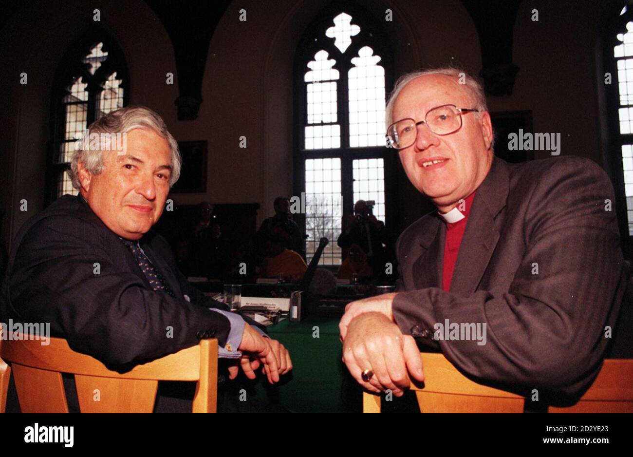 Der Erzbischof von Canterbury, Dr. George Carey (rechts) mit dem Präsidenten der Weltbank, James D. Wolfensohn, fand heute (Donnerstag) im Lambeth Palace in London statt, wo sie einen Dialog mit Führern aus neun Weltgläubigen veranstalteten. Ziel der zweitägigen Gespräche war es, die Möglichkeiten für ein gemeinsames Verständnis zwischen der Bank und den Religionen zu erweitern, um Maßnahmen zur Bekämpfung der kritischen Frage der globalen Armut zu ergreifen. Foto von John Stillwell/PA Stockfoto