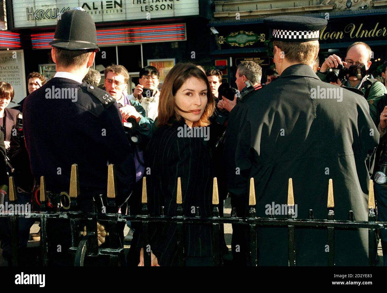 PA NEWS PHOTO 18/2/98 SCHAUSPIELERIN HELEN BAXNDALE (27 JAHRE) BEI EINER FOTOSERIE IN LONDON FÜR DIE NEUE SERIE VON 'P.D. JAMES: EIN UNGEEIGNETER JOB FÜR EINE FRAU. SIE IST GERADE AUS AMERIKA ZURÜCKGEKEHRT, WO SIE IN DER AMERIKANISCHEN TV-COMEDY SITCOM 'FRIENDS' AUFTRAT. Stockfoto