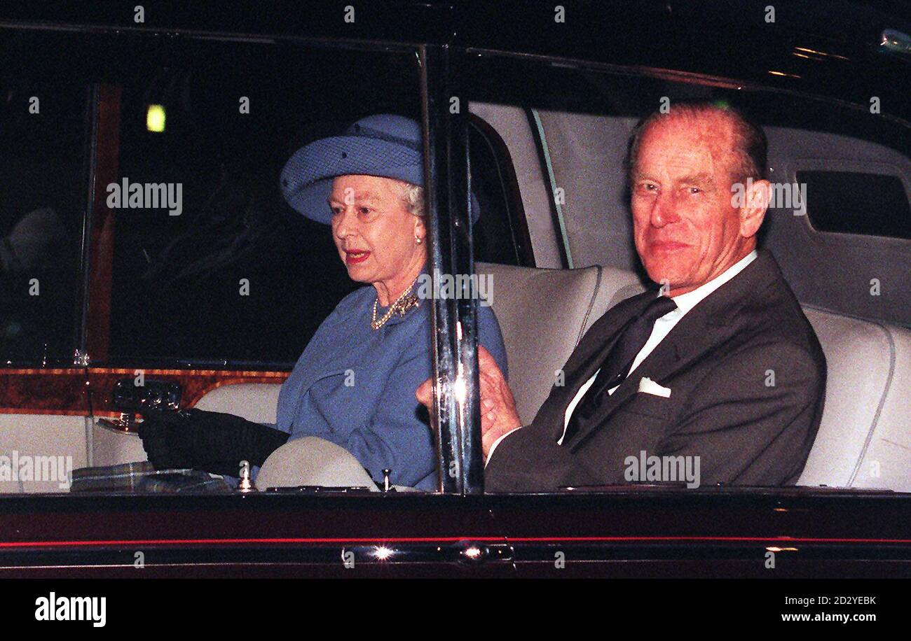 Die Königin und der Herzog von Edinburgh verlassen den Buckingham Palace, nachdem die Nachricht brach, dass Prinzessin Margaret einen leichten Schlaganfall erlitten hatte am Montagabend während ihres Urlaubs auf der karibischen Insel Mustique. Stockfoto