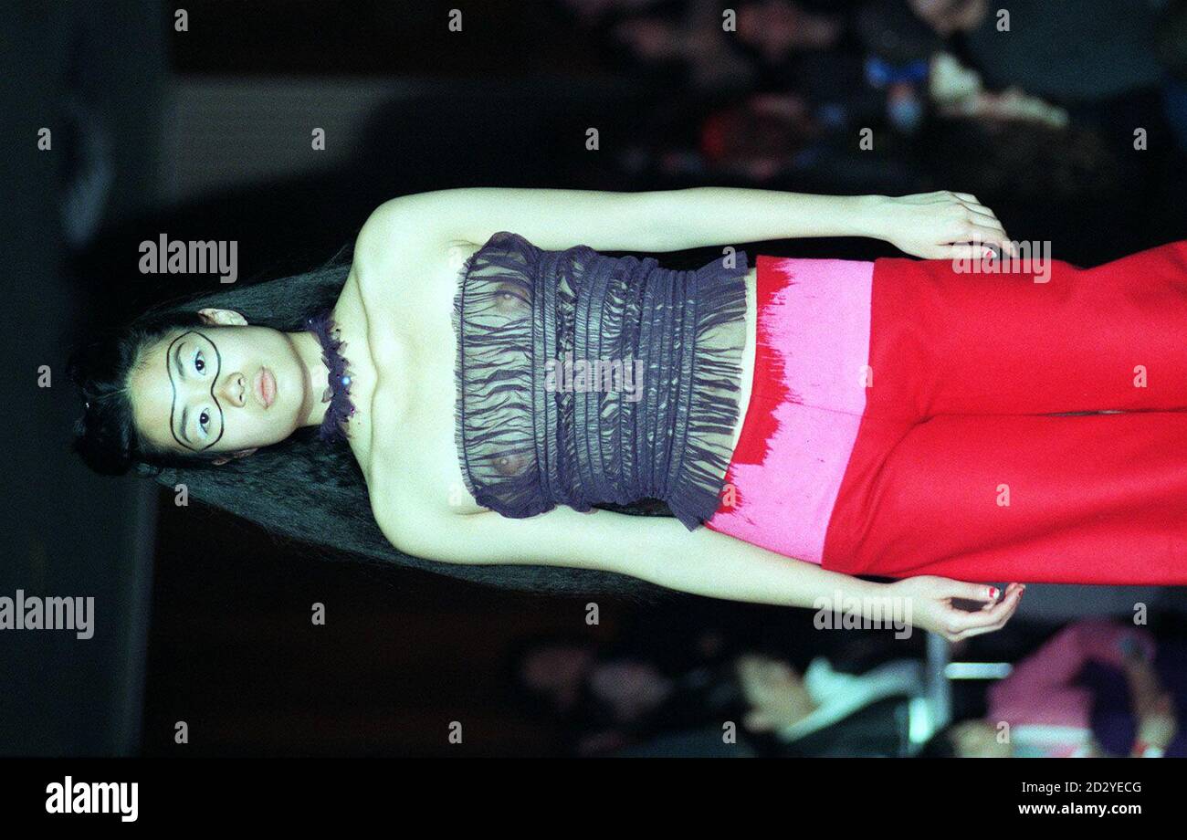 Ein orientalisches Model trägt heute (Mittwoch) eine rote Hipster-Hose und ein trägerloses Oberteil aus schwarzem Chiffon aus der Seraph by Sherald Lamden Winterkollektion während der London Fashion Week. Foto von Neil Munns/PA. Stockfoto