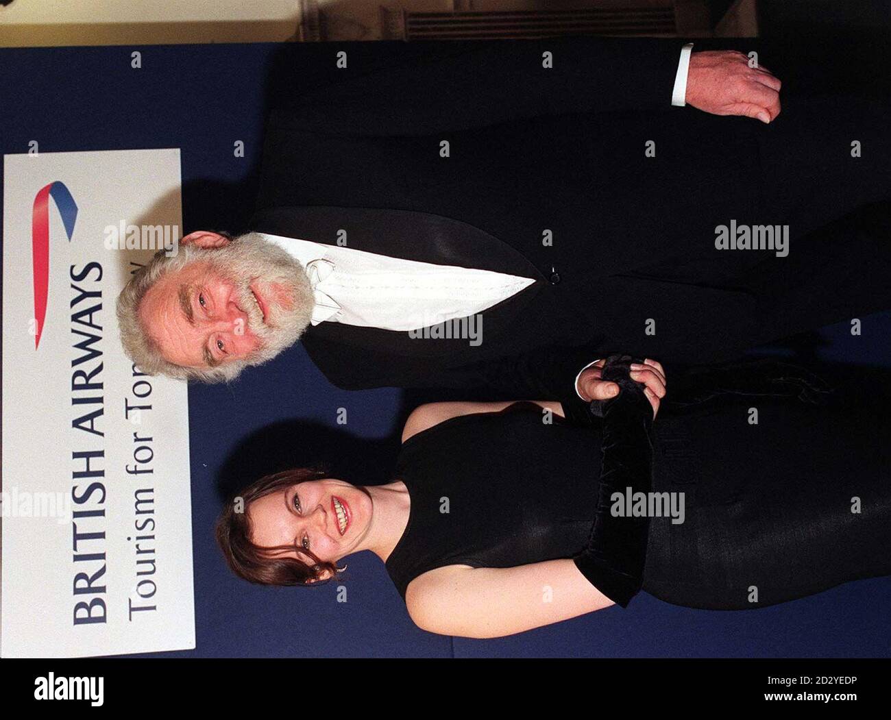 Frau Claire Owen wird von David Bellamy gratuliert, nachdem sie heute (Mittwoch) für ihre Arbeit mit der Lake District Tourism and Conservation Partnership beim Europe Special, British Tourism for Tomorrow Award, ausgezeichnet wurde. Foto von Adam Butler/PA. Stockfoto