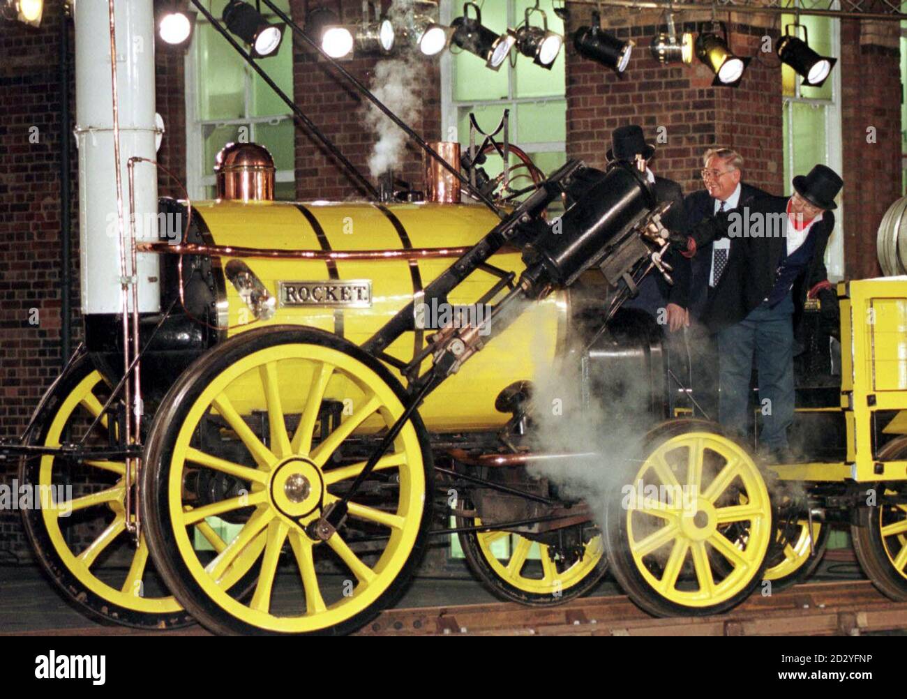 Eddie George, Gouverneur der Bank of England, wird vor dem heutigen ECOFIN-Empfang im National Railway Museum in York mit einer Nachbildung von Stevensons Rocket befahren. Foto von Paul Barker/PA Stockfoto