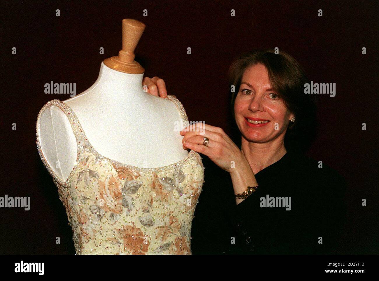 PA NEWS PHOTO 16/3/98 Susan Martin, Organisatorin der einzigartigen Wohltätigkeitsveranstaltung Diana, Princess of Wales - A Tribute in Dress, die der Diana, Princess of Wales Memorial Fund und dem Midlands Center for Spinal Injuries zugute kommen wird. Die Veranstaltung umfasst eine Ausstellung mit Kleidern der Prinzessin und eine Gala-Modenschau mit Frühlings- und Sommerkollektionen führender britischer Designer. Eine Reihe führender Modedesigner, darunter Catherine Walker, Elizabeth und David Emanuel und Bruce Oldfield, unterstützen die Tribute, die am Freitag, dem 29. Mai in Oswestry stattfinden wird. Stockfoto