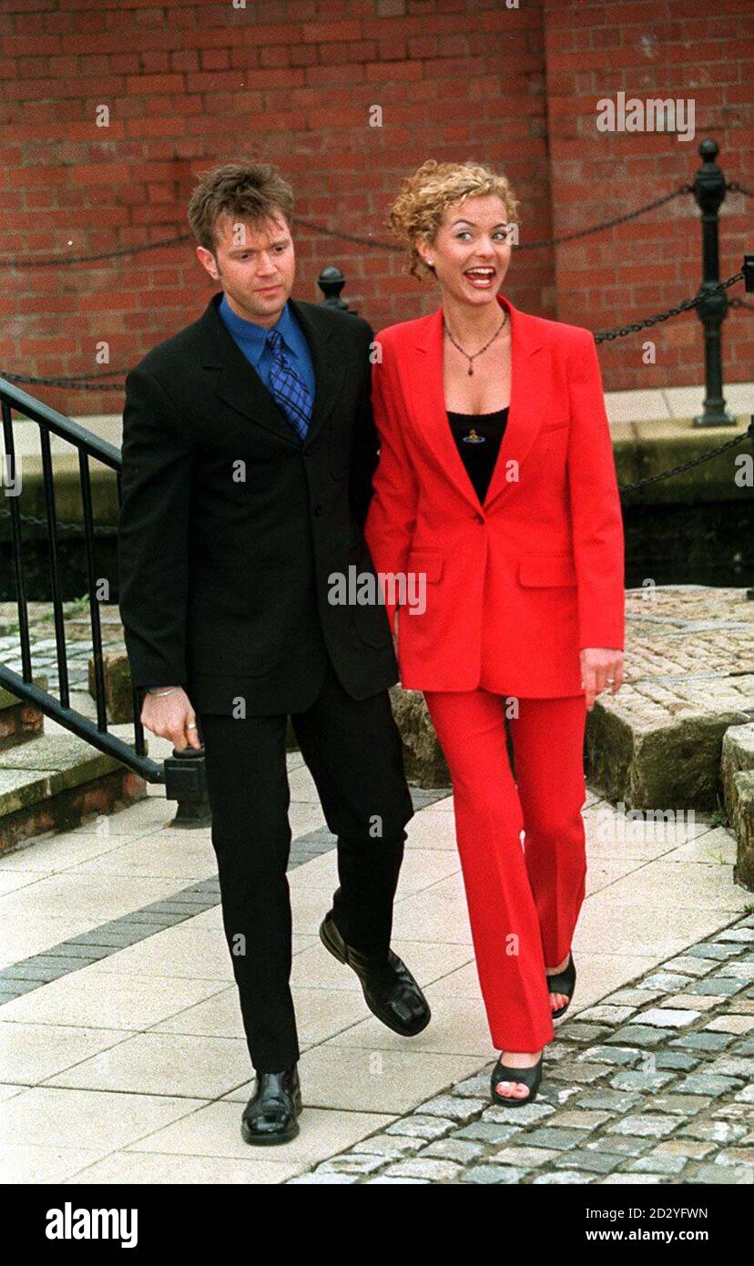 PA NEWS FOTO 13/3/98 SCHAUSPIELERIN TRACY SHAW UND TV-MODERATORIN DARREN TAG AUF EINER FOTOCALL IN MANCHESTER, UM IHRE ZU VERKÜNDEN OFFICICAL ENGAGEMENT Stockfoto