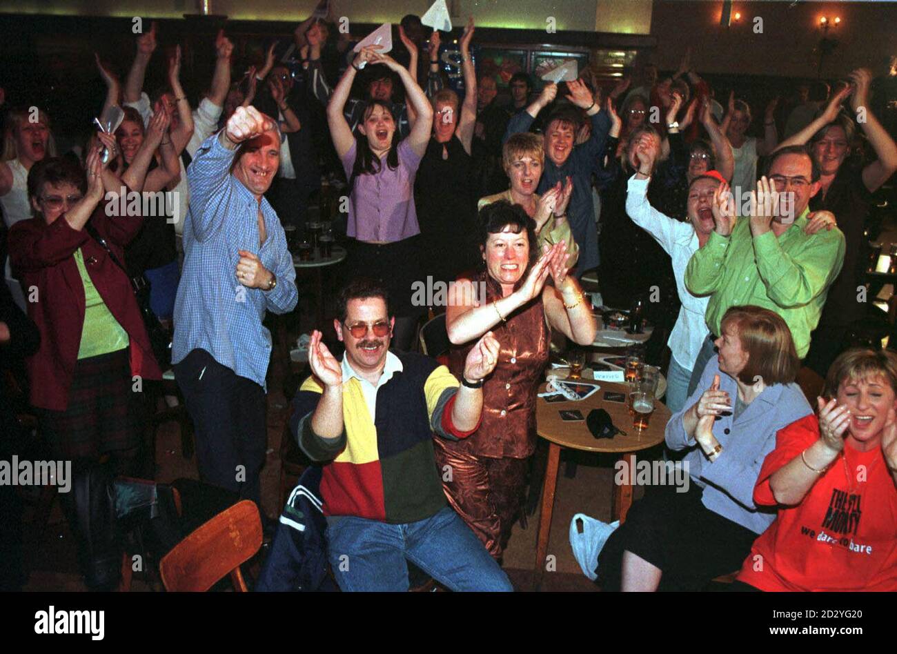 Die Einheimischen im Shiregreen Working Mens Club in Sheffield werden wild, denn die in ihrem Club gefilmte "Full Monty" gewinnt in den frühen Morgenstunden (Dienstag) einen Oscar für die beste Comedy-Partitur. Foto von Paul Barker/PA Stockfoto