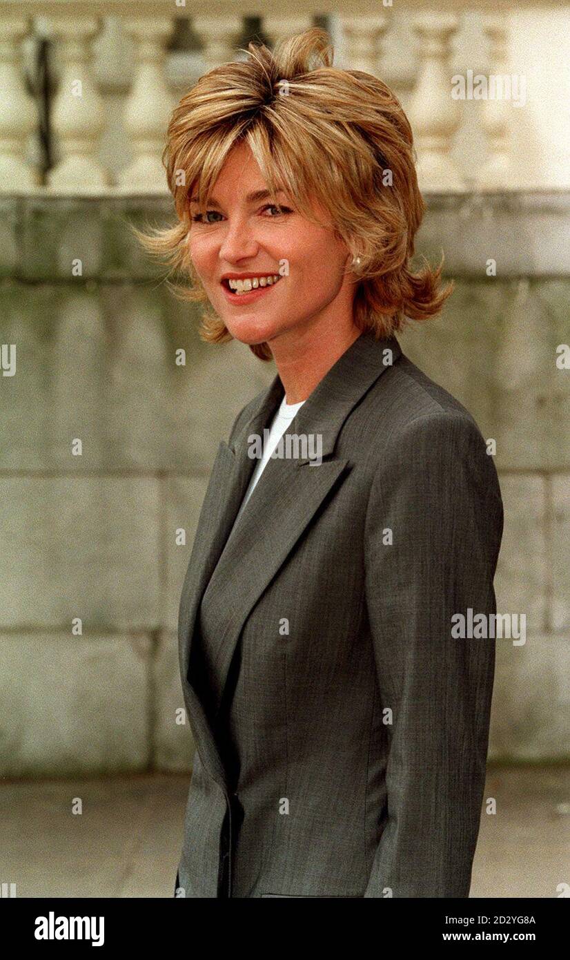 TV-Moderatorin Anthea Turner, während einer Fotoausstellung in London, um das National Lottery Big Ticket zu starten. 6/4/98: Turners Beziehung zu Grant Bovey endet, als er beschließt, zu seiner Frau und seiner Familie zurückzukehren. 19/5/99: Turner als Mitbeklagter in Boveys Scheidung genannt. * 6/4/98:Boveys Frau, della, hatte sich geweigert, ihren Mann aufzugeben und versucht, ihn zurückzulocken, indem sie fortwährend auf Partys und in der Öffentlichkeit in Show-stoppenden Outfits auftrat. 19/5/99: Della Bovey, Ehefrau des Videoleinmillionärs Grant Bovey, wurde bei einer kurzen Anhörung im Zentrum von London wegen des Ehebruchs von Grant schnell scheiden lassen. Stockfoto