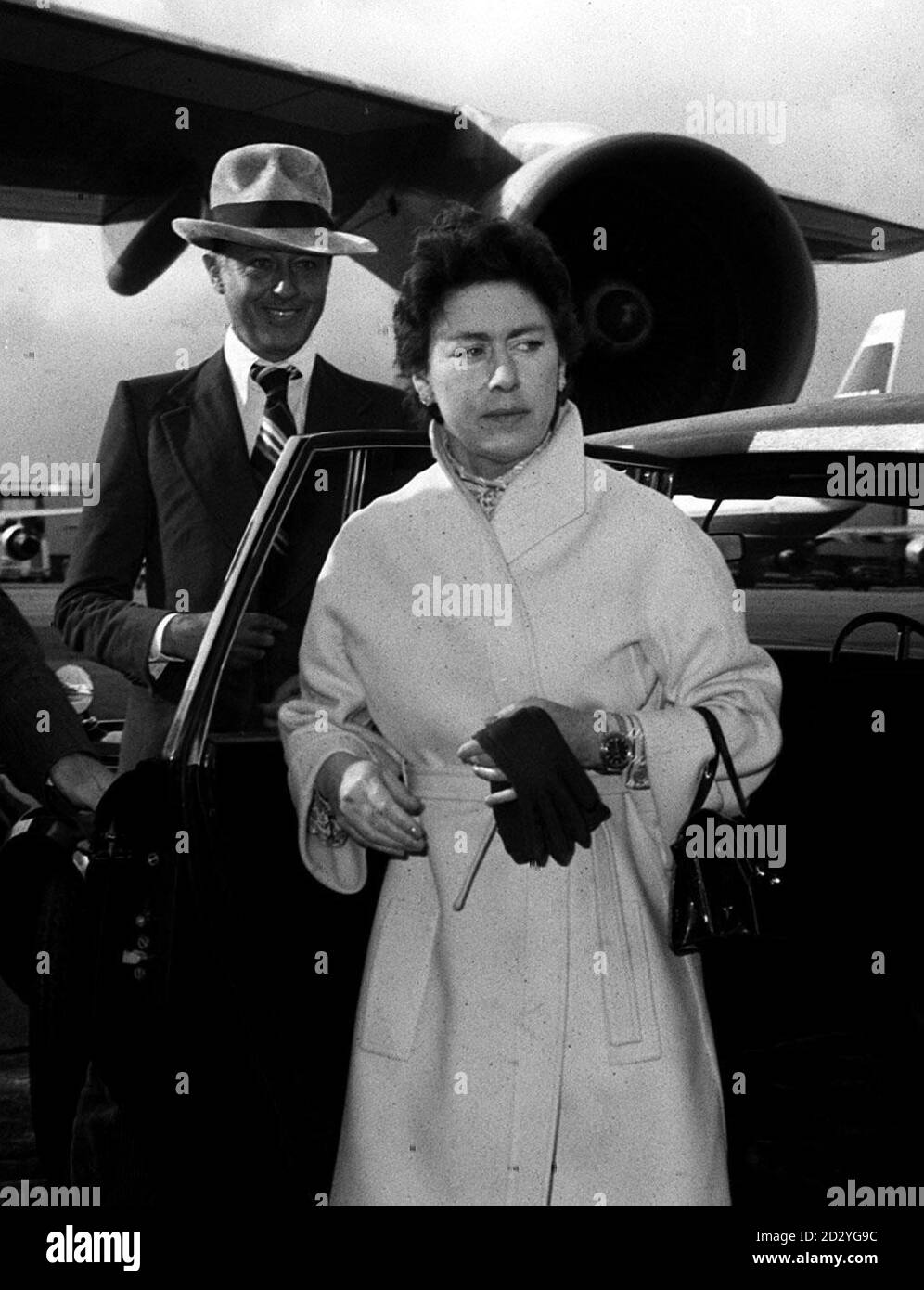 PA NEWS PHOTO 24/10/77 PRINZESSIN MARGARET MIT MILLIONÄR DER SCHOTTISCHE GRUNDBESITZER COLIN TENNANT AM LONDONER FLUGHAFEN HEATHROW * Prinzessin Margaret ist heute Morgen friedlich im Schlaf gestorben, teilte Buckingham Palace mit. In einer Erklärung sagte der Palast, dass die Prinzessin um 6.30 Uhr im King Edward VII Hospital in London starb. Stockfoto