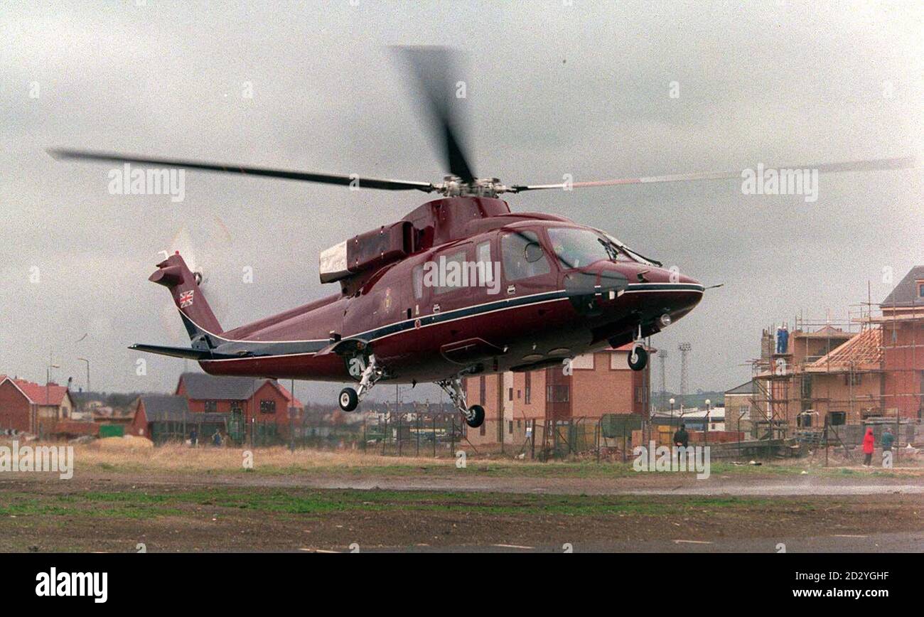 Die Prinzessin Royal kommt im neuen Royal Helicopter im Hartlepool Yatching Club an. Die Prinzessin ist die erste königliche Familie, die den Sikorsky S-76 verwendet, nachdem die beiden Wessex-Hubschrauber, die normalerweise zur Fähre der Familie verwendet werden, im Ruhestand waren, um dem Steuerzahler jährlich 2 Millionen zu sparen. *28/06/2001....der Royal Helicopter, ein Sikorsky S-76, die beiden Wessex-Hubschrauber, die normalerweise zur Fähre der Familie verwendet werden, wurden 1998 in den Ruhestand verabschiedet, um dem Steuerzahler 2 Millionen pro Jahr zu sparen. Die königliche Familie hat dem Steuerzahler 3 Millionen an Budgetkürzungen gesparten, kündigte Buckingham Palace an. Die meisten Einsparungen - 1.7 Mill Stockfoto