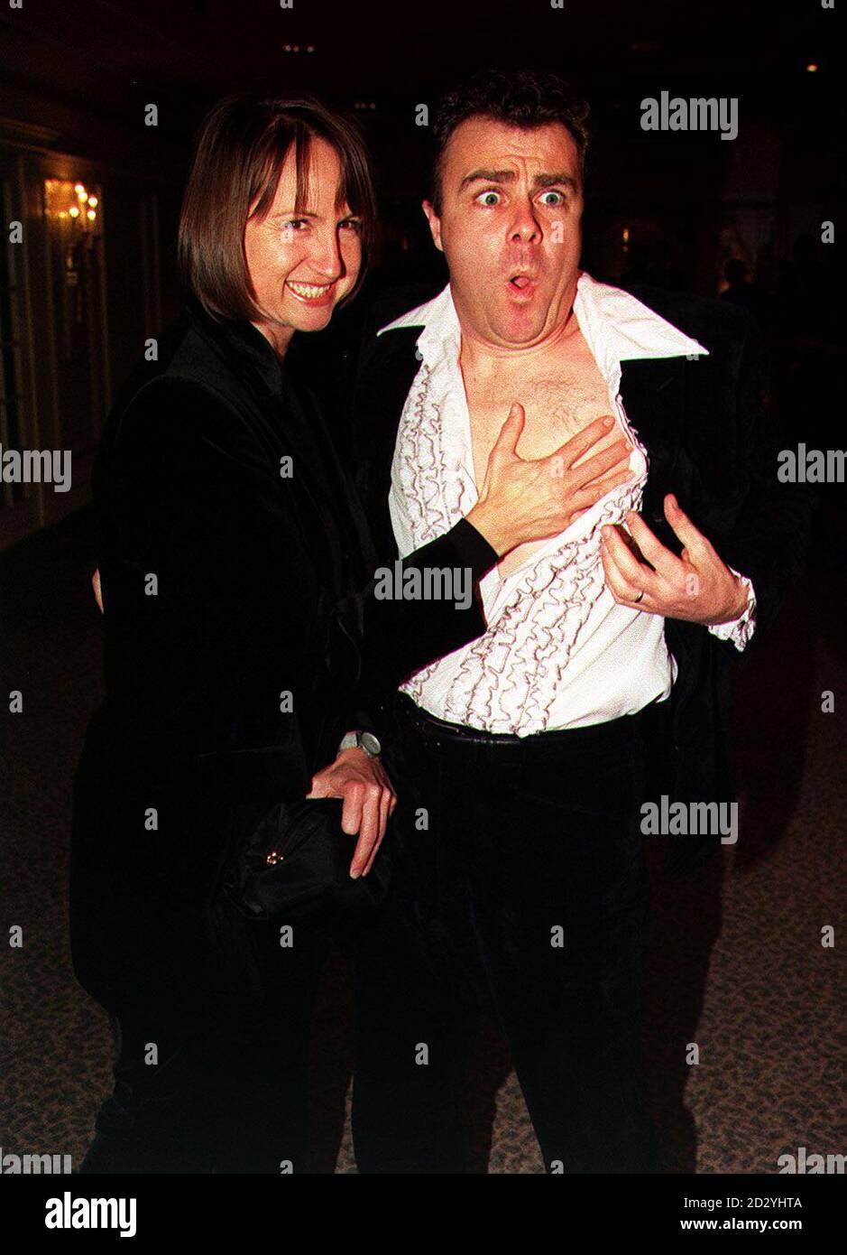 PA NEWS PHOTO 31/3/98 CAROL MCGIFFIN UND PAUL ROSS IM GROSVENOR HOUSE HOTEL, LONDON, FÜR DIE FEIER DER WEIBLICHEN KÜNSTLER AWARDS. Stockfoto