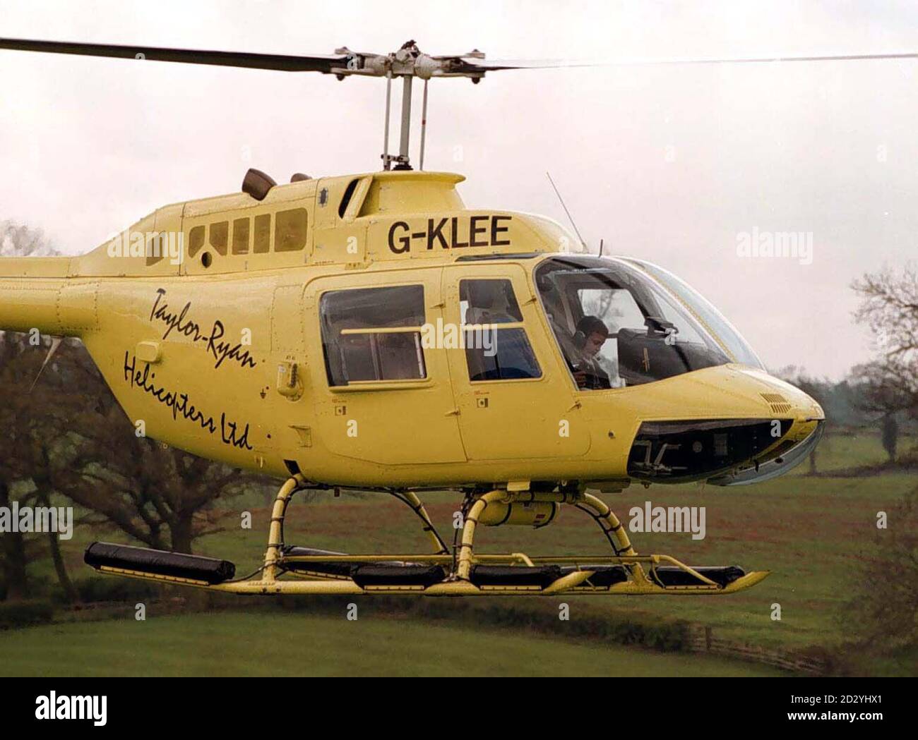Lotto-Millionär Lee Ryan hebt ab, nachdem er seinen Sohn Nile abgesetzt hat, um einen Blumenstrauß an der Stelle eines Hubschrauberabsturzes zu legen, bei dem alle vier an Bord getötet wurden, heute (Montag) in Gumley, Leicestershire. Der Pilot des Hubschraubers war ein Freund, den der Jackpot-Gewinner nach seinem 6.5-Millionen-Sieg vor zwei Jahren getroffen hatte. Siehe PA Geschichte UNFALL Copter. Foto von Rui Viera/PA Stockfoto