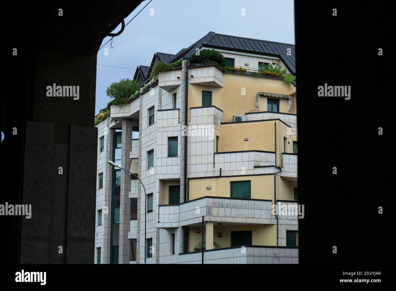 Fassade des modernen Wohnkomplexes, neues Luxushaus. Stockfoto
