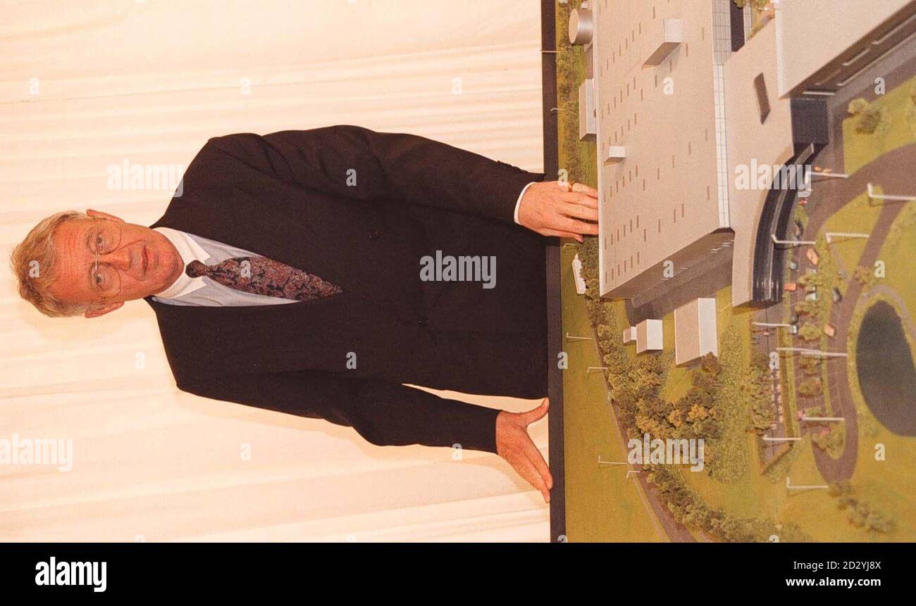 Dr.Walter Hasselkus (Vorsitzender und Geschäftsführer der Rover Group) blickt auf ein Modell der neuen BMW Group Motorenfabrik, das heute (Freitag) in Hams Hall in Warwickshire gebaut werden soll. Foto von Rui Vieira/PA Stockfoto