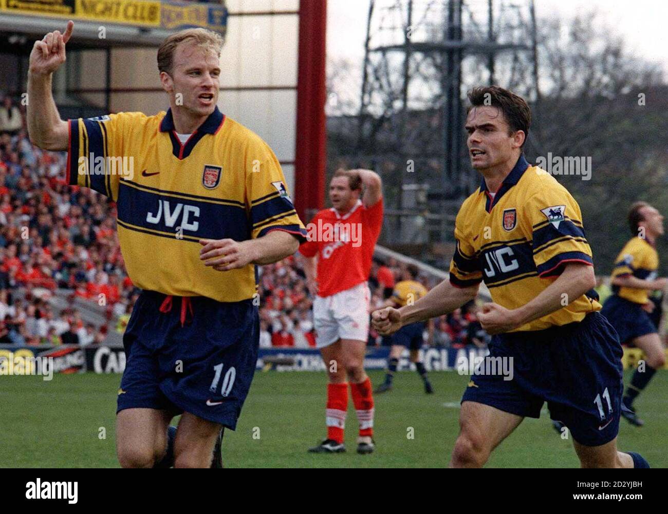 Arsenal Celebrate und Barnsley stehen vor dem Abstieg, während Dennis Bergkamp (links) heute (Samstag) sein Eröffnungsziel für die Premiership-Führer feiert. Foto von John Giles/PA. Stockfoto