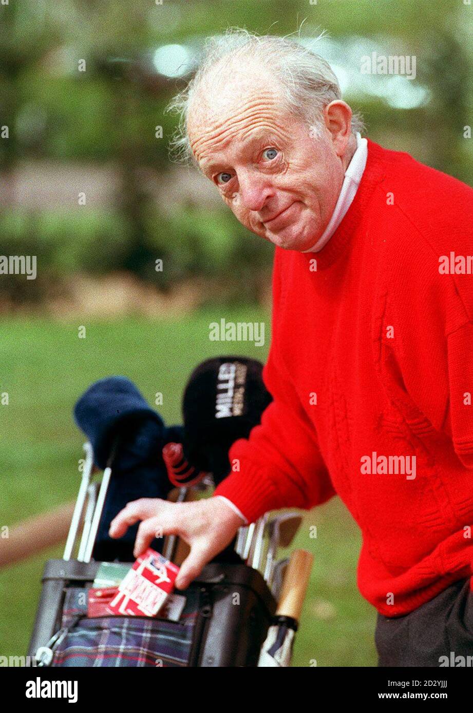 PA NEWS PHOTO 24/4/98 DER ZAUBERER PAUL DANIELS BEI EINEM WOHLTÄTIGEN GOLFSPIEL, UM IM STOCKLEY PARK GOLF CLUB IN UXBRIDGE, MIDDLESEX, GELDER FÜR „SPORTHILFE ZUR MEDIZINISCHEN FORSCHUNG FÜR KINDER“ (S.P.A.R.K.S) ZU SAMMELN Stockfoto