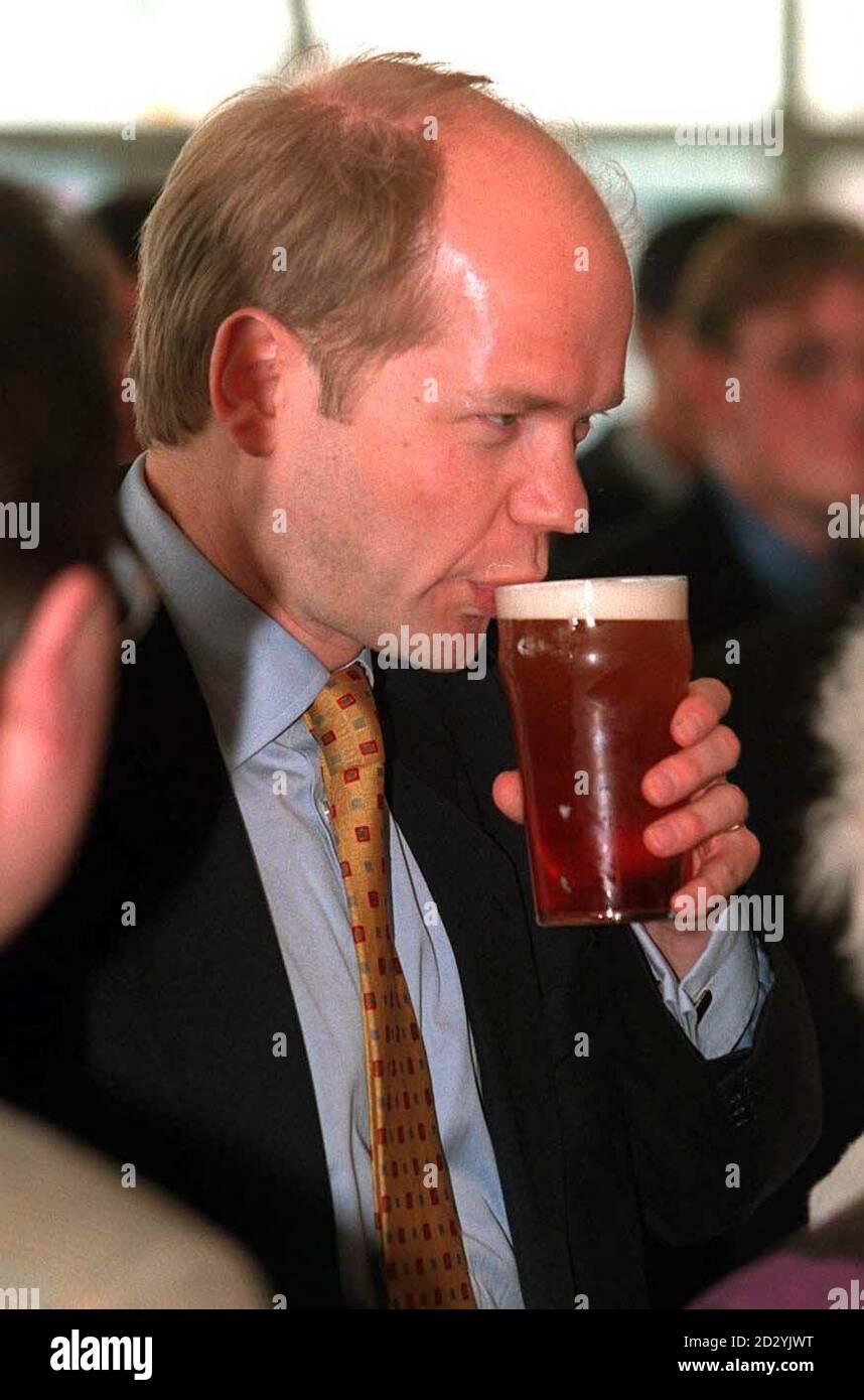 Der konservative Parteichef William Hague genießt ein Pint während seines Besuchs in Newcastle, um lokale wahlkandidaten zu treffen. * 08/08/00 William Hague hat dem GQ Magazin enthüllt, dass er bis zu 14 Pints Bier am Tag getrunken hat, als er ein Teenager war. Als Schuljunge hatte der zukünftige Tory-Anführer einen Ferienjob, der Softdrinks und Bier für das Geschäft seines Vaters, Hague's Soft Drinks, in die Arbeiterclubs in South Yorkshire lieferte. Er erzählte dem Magazin, dass er als Kumpel des Fahrers bei jedem Stopp ein Pint hatte. Stockfoto