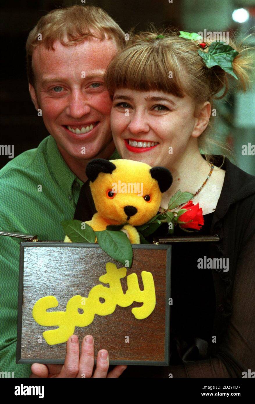 PA NEWS PHOTO 5/98 LIANA BRIDGES UND RICHARD CADELL BEI EINER FOTOAUSSTELLUNG IN LONDON, UM DIE ÜBERNAHME ALS GEMEINSAME MODERATOREN DER RUSSIGEN SHOW ZU STARTEN UND MATTHEW CORBETT ZU ERSETZEN Stockfoto