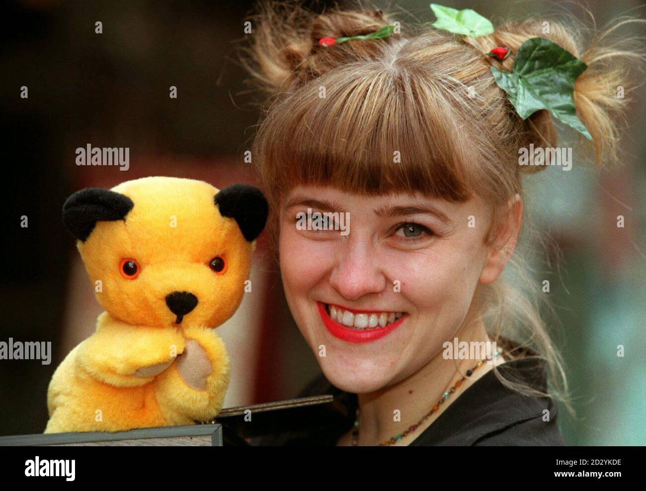 PA NEWS PHOTO 5/98 LIANA ÜBERBRÜCKT EINE FOTOAUSSTELLUNG IN LONDON, UM DIE ÜBERNAHME ALS GEMEINSAMEN MODERATOR MIT RICHARD CADELL VON DER RUSSIGEN SHOW ZU STARTEN UND MATTHEW CORBETT ZU ERSETZEN Stockfoto