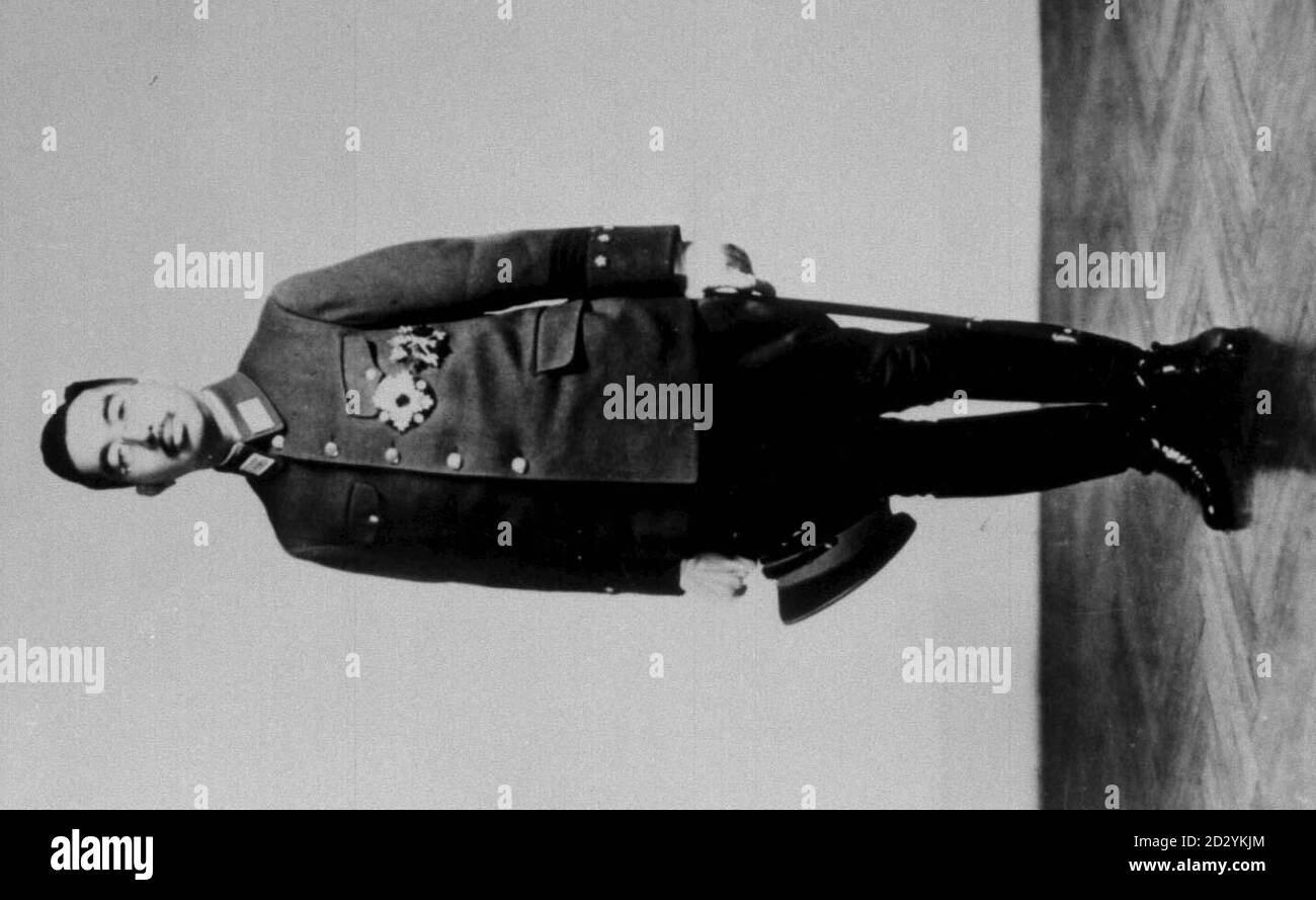 Japans Kriegsführer Kaiser Hirohito, in seiner Armeeuniform im Jahr 1943. Der Herzog von Edinburgh hat sich privat gegen die Vergabe der höchsten Ritterlichkeit Großbritanniens an den Kaiser von Japan ausgesprochen, wurde heute berichtet (Weds). Kaiser Akihito, der Sohn des japanischen Kriegsführers Kaiser Hirohito, wird von der Königin während seines Staatsbesuchs in Großbritannien im Laufe dieses Monats mit dem Orden des Gewänders überreicht. Siehe PA Story ROYAL Emperor. NUR IN SCHWARZWEISS VERFÜGBAR Stockfoto