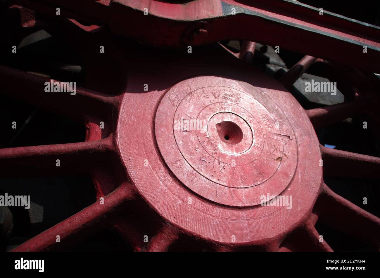 Rote vintage Zug Räder. Retro Lokomotiventeil. Stockfoto