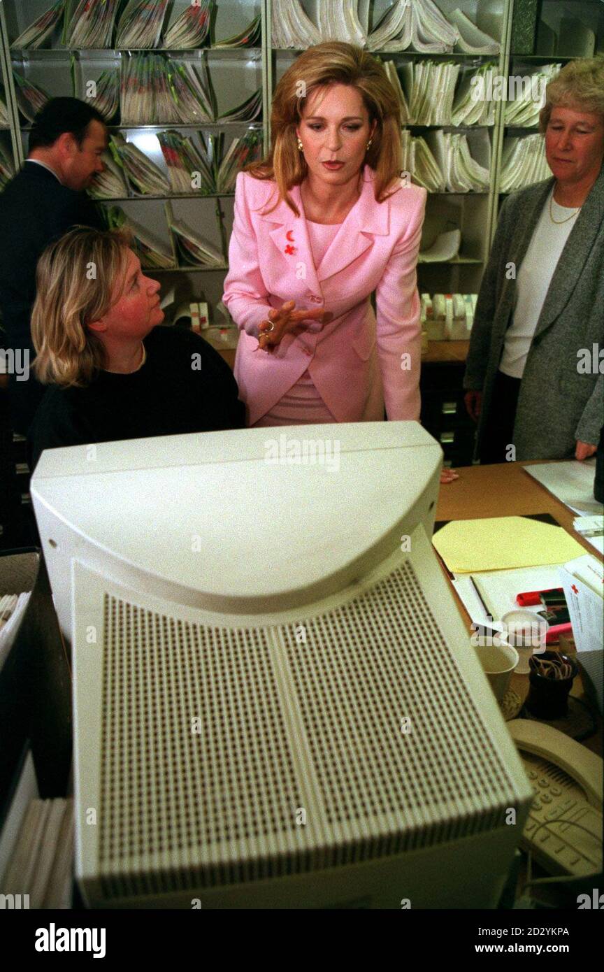 PA NEWS FOTO 5/98 KÖNIGIN NOOR VON JORDANIEN BESUCHT DIE LONDON BÜROS DES ROTEN KREUZES VOR DER ERSTEN GEBEN JÄHRLICHER BRITISCHER ROTER KREUZ MENSCHLICHKEIT VORTRAG Stockfoto