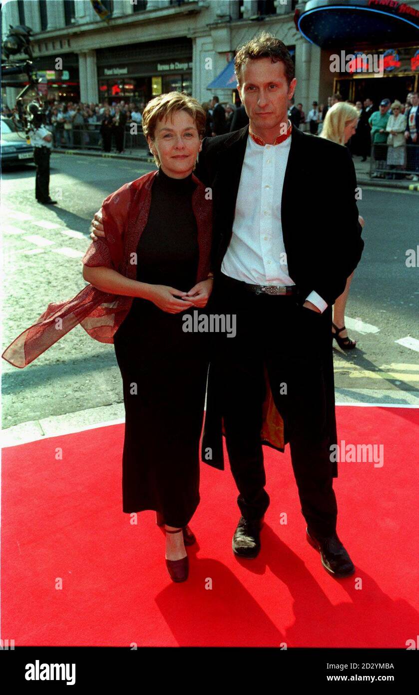 Die Schauspielerin Amanda Burton und ihr Ehemann, der Fotograf Sven Arnstein, kommen bei der BAFTA TV Preisverleihung im Prince of Wales Theater am Leicester Square an. Stockfoto