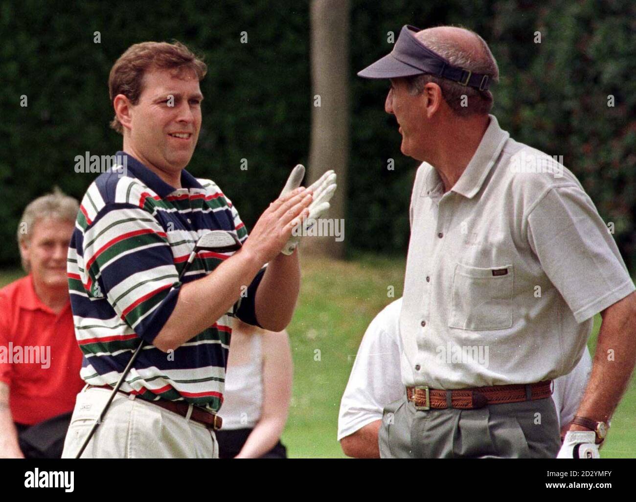 Der Herzog von York, applaudiert Russ Abbott, als er seinen Weg zum ersten Abschlag macht, bei dem sie heute (Donnerstag) am King George's Fund for Sailors Golf Classic bei HMS Dryad bei Portsmouth teilgenommen haben. Foto von Martyn Haynow/PA. Stockfoto