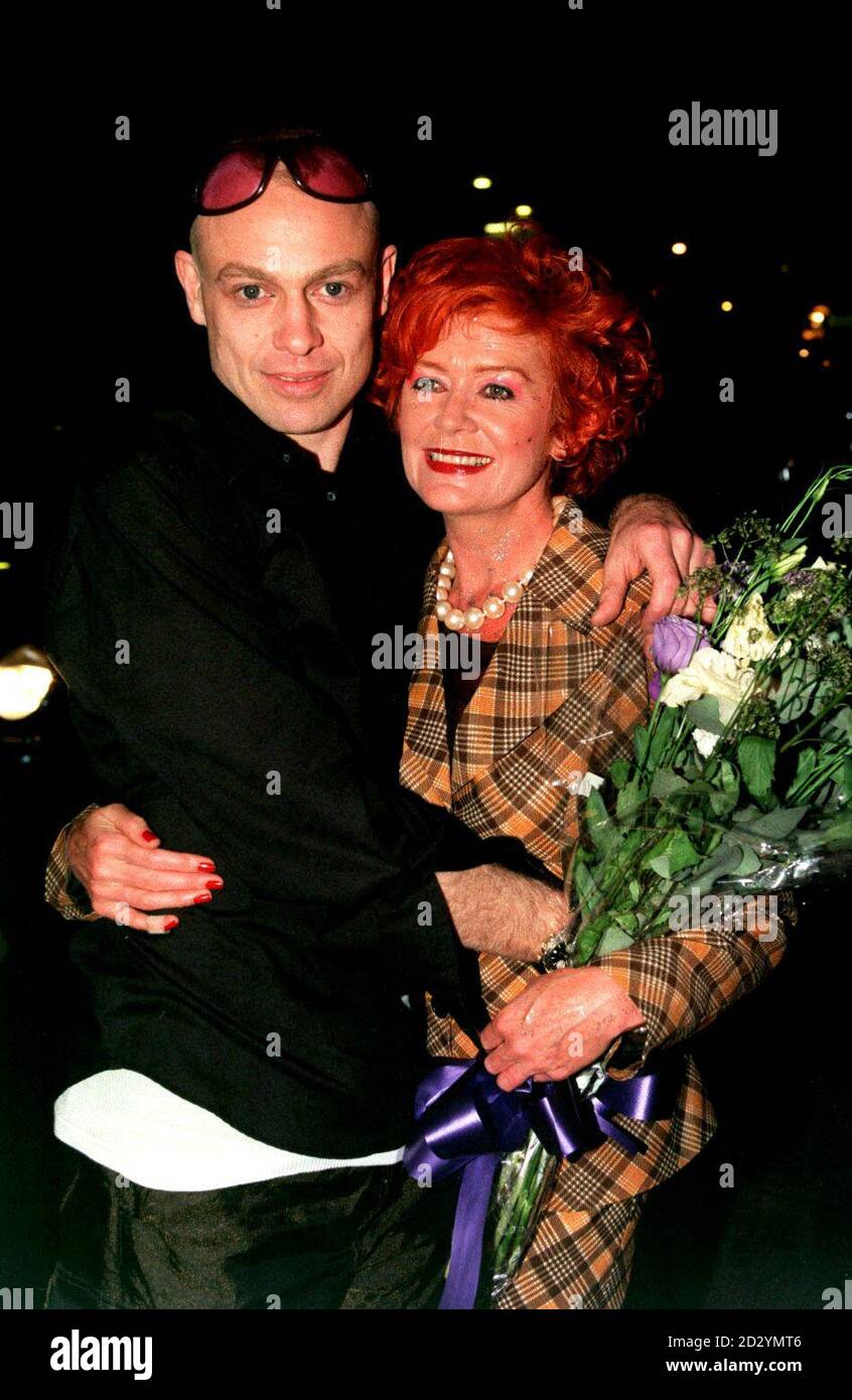 PA NEWS PHOTO 20 JASON DONOVAN, DER FRANKENFURTER IN DER THEATERPRODUKTION "ROCKY HORROR SHOW" SPIELT, WAR CO-GASTGEBER DER 5/98-JÄHRIGEN PARTY DER SHOW IN LONDON. ER IST MIT DER SCHAUSPIELERIN PATRICIA QUINN ABGEBILDET, DIE IM ORIGINALFILM MAGENTA SPIELTE Stockfoto