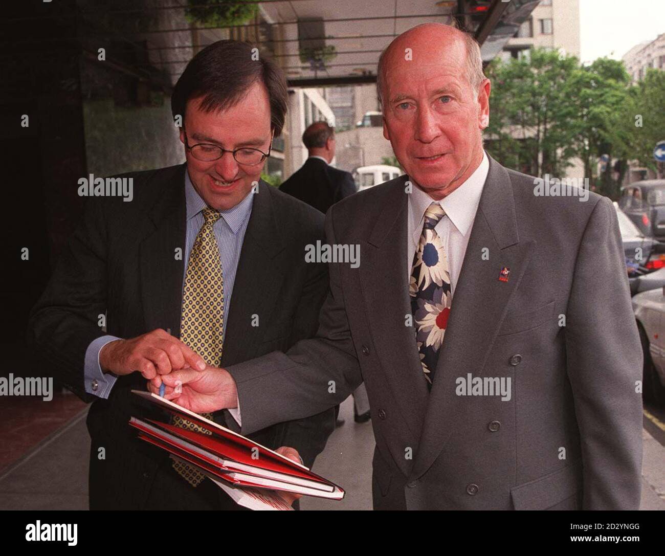 Bobby Charlton (rechts), ein wichtiger Spieler in Englands 1966-WM-siegreichen Fußball-Seite, unterzeichnet heute (Freitag) ein Autogramm für einen Fan im Hilon Hotel in London. Foto von Stefan Rousseau/PA. Stockfoto