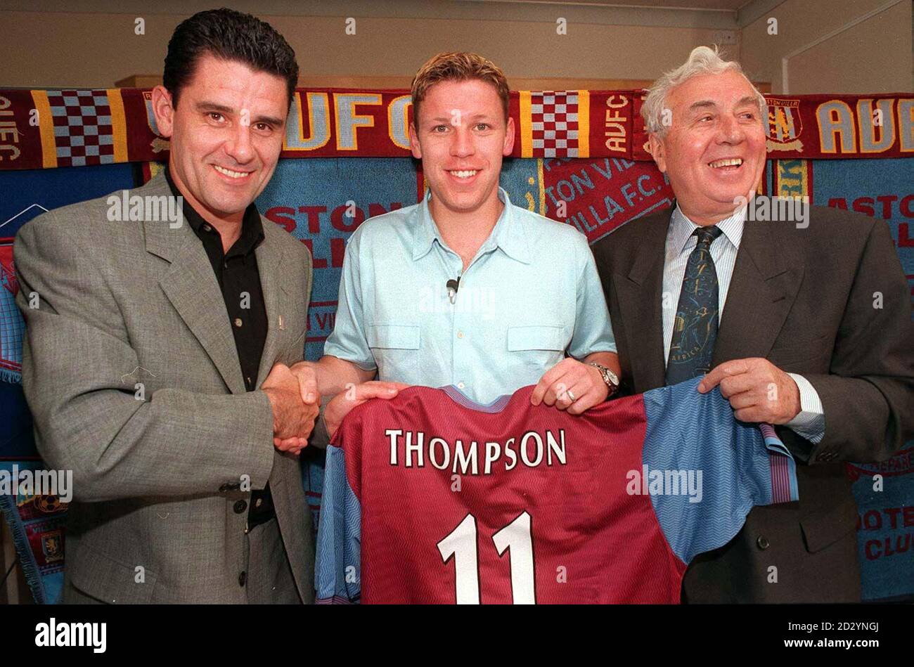 Aston Villa Manager John Gregory und Chairman Doug Ellis (rechts) stellen heute (Freitag) ihr neues Signing vor, als der ehemalige Bolton Mittelfeldspieler Alan Thompson in einem 4,5 Millionen Zug in den Club einsteigt. Siehe PA Geschichte FUSSBALL Thompson./PA Stockfoto