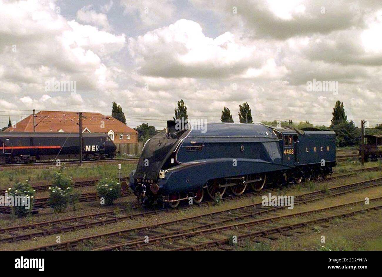 Die Dampflokomotive Mallard, einer der Besitzer des schnellsten Zuges im Weltrekord mit einer Geschwindigkeit von 1938 km/h, war zurück auf den Schienen, als sie von einer Diesellokomotive von York nach Doncaster geschleppt wurde, um an einem Steam Festival über das Wochenende teilzunehmen. Stockfoto