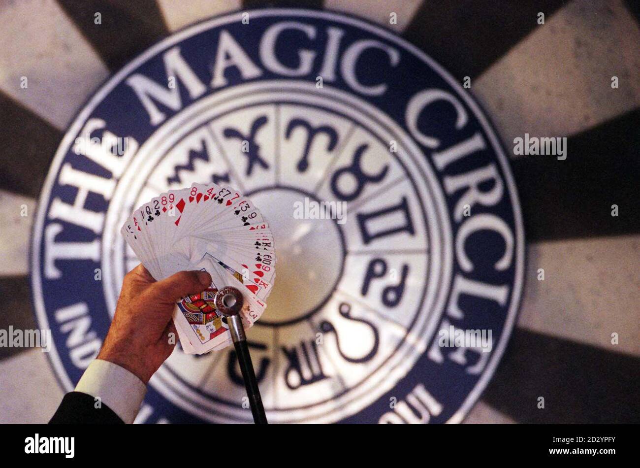 Henry Lewis Kurator des neuen Magischen Museums "The Center for the Magic Arts" bei Euston zeigt seine Karten, während das Museum seine Geheimnisse heute (Freitag) zum ersten Mal der Öffentlichkeit öffnet. Siehe PA Story SOCIAL Magic. Foto von Neil Munns/PA. Stockfoto