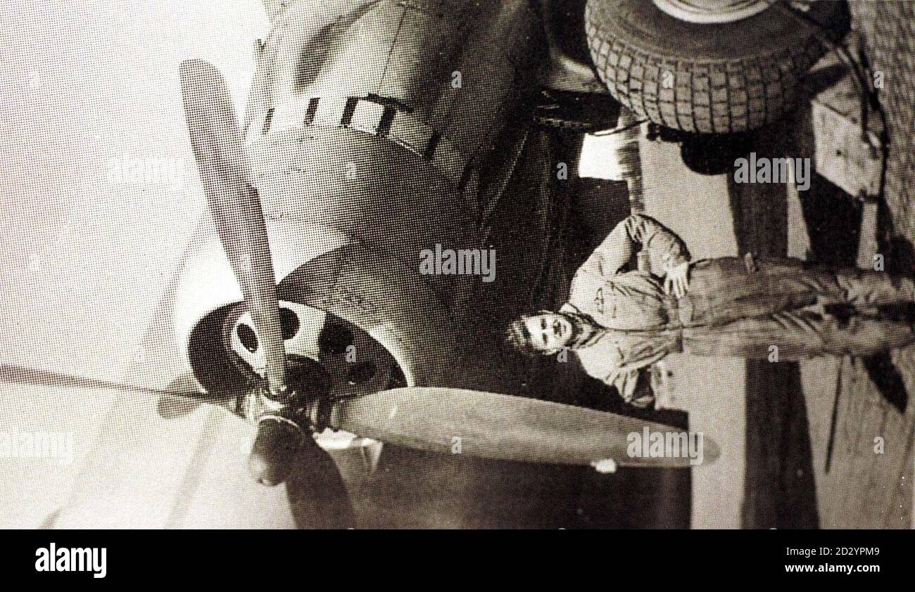 Sammeln Sie Foto von ehemaligen R.A.F. Pilotflug Lieutenant Geoffrey Boston posiert durch den Propeller der Hastings Flugzeuge, die er während der Berliner Luftbrücke im Jahr 1948 flog. Es ist jetzt eine Ausstellung im Imperial war Museum, Duxford, Cambridgeshire. In diesem Jahr jährt sich die Luftbrücke zum 50. Mal. Foto von Findlay Kember/PA Stockfoto