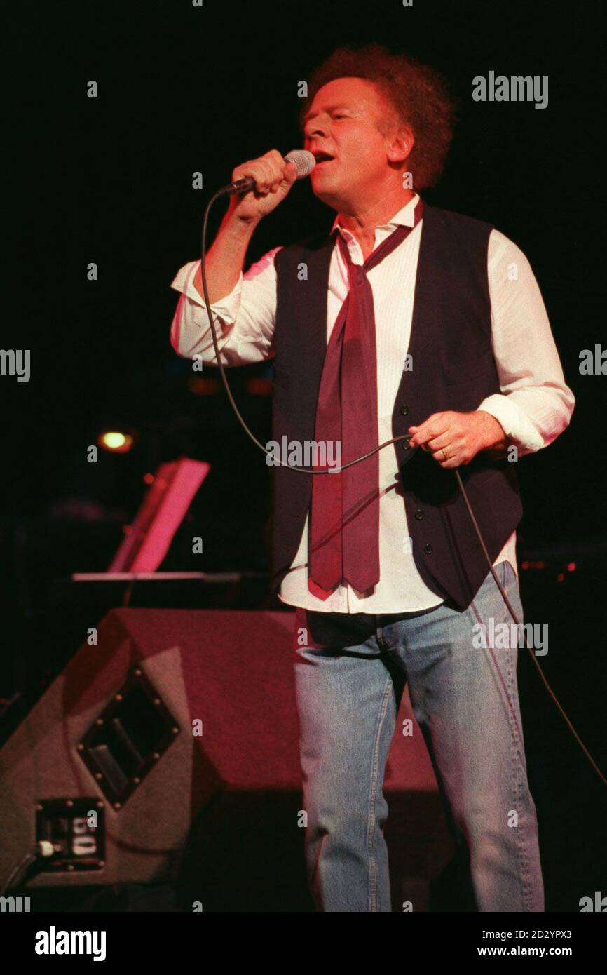 PA NEWS PHOTO : 14/6/98 : ART GARFUNKEL TRITT BEI EINEM KONZERT VON PRINZESSIN ALEXANDRA IM LONCDON PALLADIUM IN AIS DER MUKOVISZIDOSE WOHLTÄTIGKEITSORGANISATIONEN. FOTO VON BEN CURTIS. Stockfoto