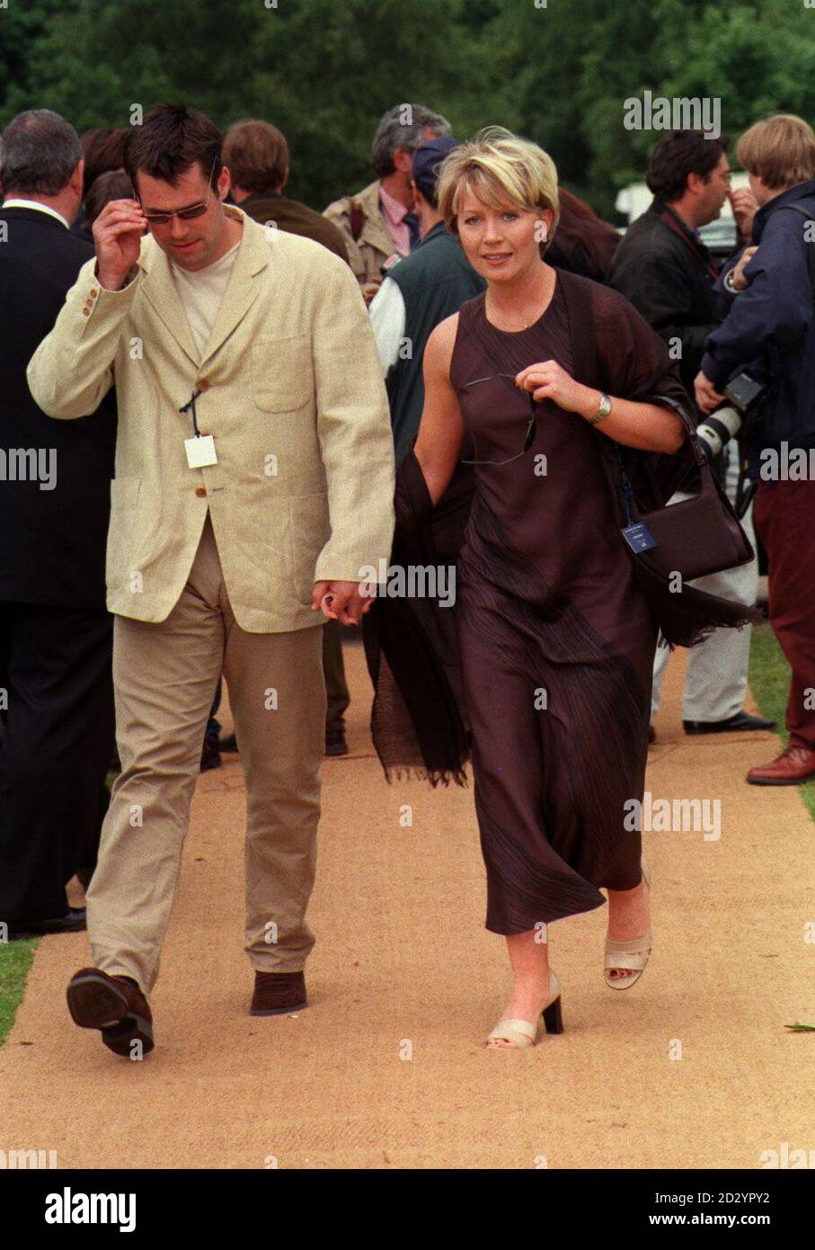 PA NEWS FOTO 14/6/98 KANAL 5 NACHRICHTENLESER KIRSTY YOUNG UND IHR PARTNER, DER SCHOTTISCHE INTERNATIONALE RUGBY-SPIELER KENNY LOGAN, BEIM ALFRED DUNHILL QUEEN'S CUP POLO AUF SMITH'S RASEN WINDSOR GREAT PARK Stockfoto