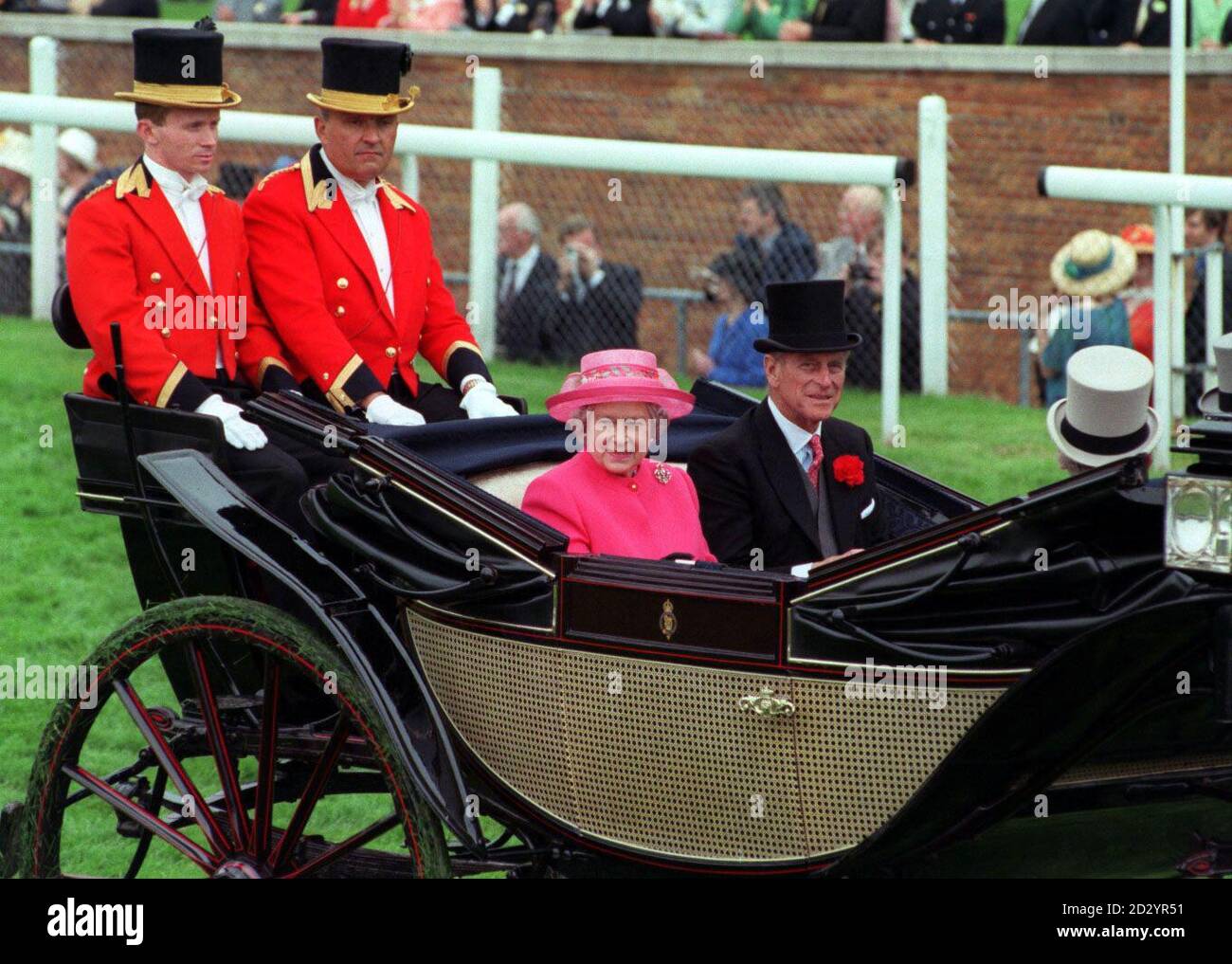 PA NEWS FOTO 18/6/98 DIE KÖNIGIN UND DER HERZOG VON EDINBURGH BEIM ROYAL ASCOT LADIES DAY RACE MEETING Stockfoto