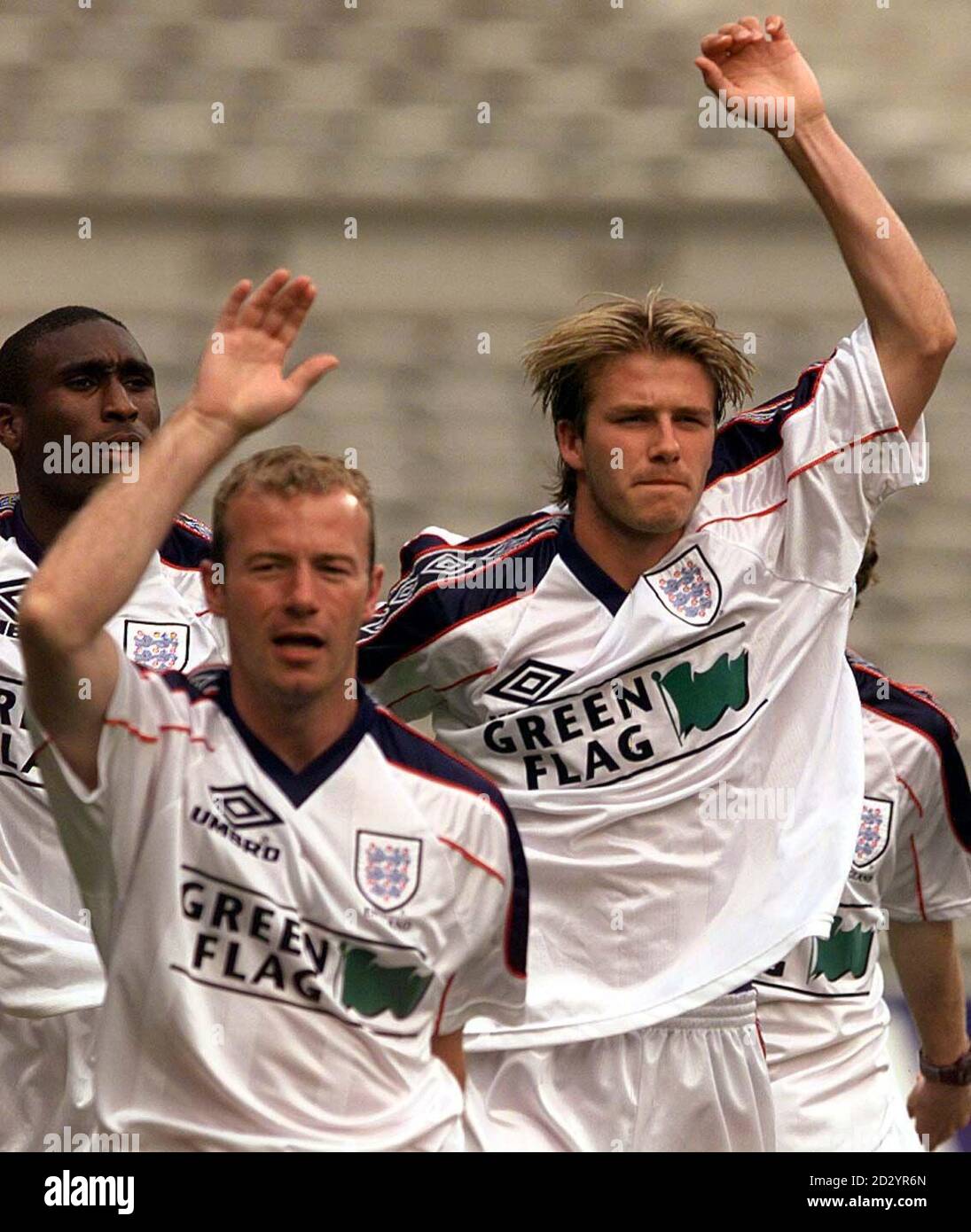Englands Kapitän Alan Shearer (links) mit den Teamkollegen David Beckham (rechts) und Sol Campbell (hinten, links) trainiert heute Abend (Sonntag) im Stadion von Toulouse, wo die Mannschaft morgen beim zweiten Kampf der Weltmeisterschaft gegen Rumänien auftreten wird. Foto von Adam Butler/PA Stockfoto