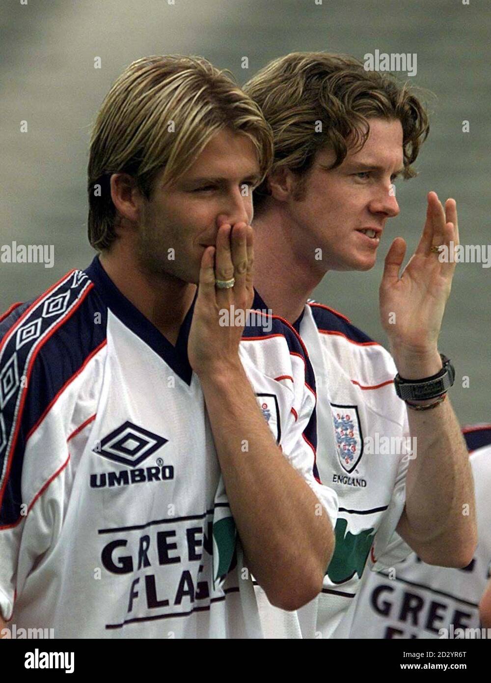 Die Engländerinnen David Beckham (links) und Steve Mc Manaman während einer Trainingspause am heutigen Abend (Sonntag) im Stadion von Toulouse, wo die Mannschaft morgen bei ihrem zweiten Kampf gegen die Weltmeisterschaft Rumänien treffen wird. Foto von Adam Butler/PA Stockfoto