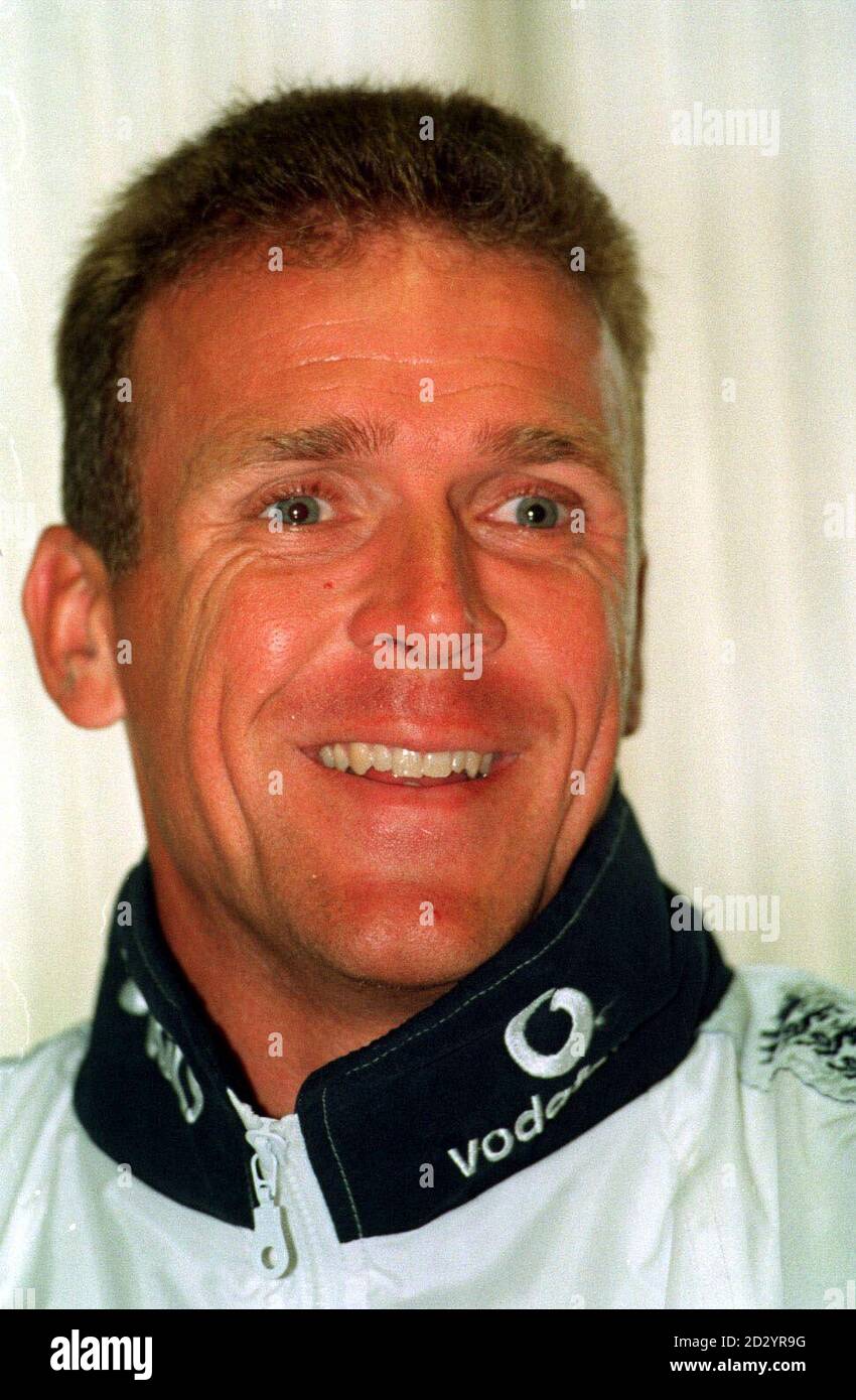 ALEC STEWART, KAPITÄN DER ENGLISCHEN CRICKET-MANNSCHAFT, IN EDGBASTON AM LETZTEN TAG DES ERSTEN TESTS ZWISCHEN ENGLAND UND SÜDAFRIKA. DAS SPIEL WURDE WEGEN ANHALTENDEN REGENS ABGEBROCHEN. Stockfoto