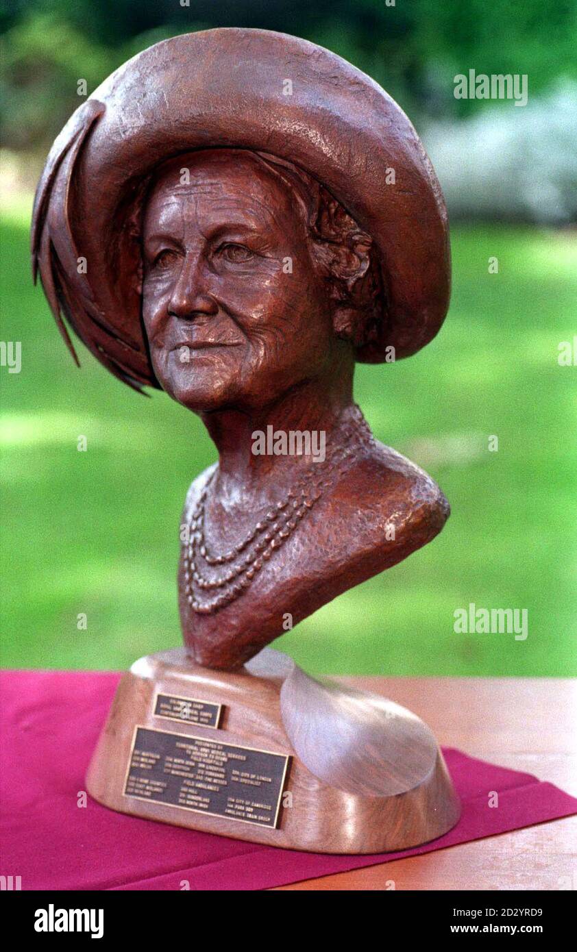 Eine Bronzebüste der Queen Mother von der Bildhauerin Vivy Mallock, die heute (Freitag) im Royal Army Medical Corps HQ in London aufgestellt wurde. Die RAMC beauftragte die Statuette ihres Oberstleutnants, dieses Jahr das hundertjährige Jubiläum des Korps zu feiern. Sehen Sie sich die PA-Geschichte an. Foto von Tony Harris/PA Stockfoto