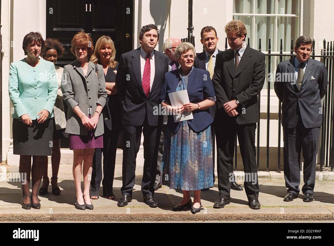 The Hon Rosa Monckton (von links nach rechts) Diana Louise Jordan, Lady Sarah McCoquodale, Jane Tewson, Schatzkanzler Gordon Brown, Lord Attenborough (verdeckt) Dame Chalker von Wallasey, ehemaliger Butler Paul Burrell, Und Earl Spencer und Lord Chamberlain vor der Downing Street 11, wo die Diana, Prinzessin von Wales, Memorial Fund Committee zusammenkam, um zu diskutieren, wie man das Leben und Werk von Diana, Prinzessin von Wales, heute (Mittwoch) gedenkt. Siehe PA Story DIANA Memorial. Foto von Paul Treacy/PA. Stockfoto