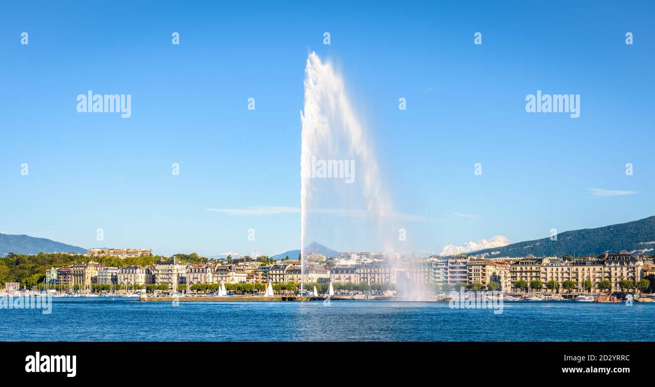 Panoramablick auf die Bucht von Genf, Schweiz, an einem sonnigen Tag mit dem Jet d'Eau, dem 140 Meter hohen Wasserstrahl und dem Mont Blanc in der Ferne. Stockfoto