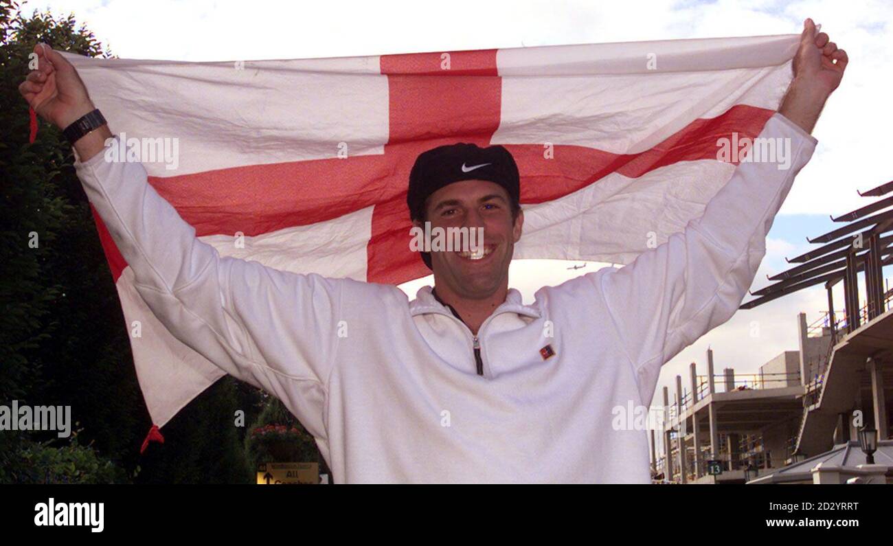 Der verletzte britische Tennisstar Greg Rusedski fand gestern (24. Juni) einen Moment, um die St. Georges-Flagge zu erhöhen und seinen Sportkollegen, dem englischen Weltcup-Kader, morgen (Freitag) den Erfolg bei ihrem Spiel gegen Kolumbien in Frankreich zu wünschen. Foto von Fiona Hanson/PA. Stockfoto