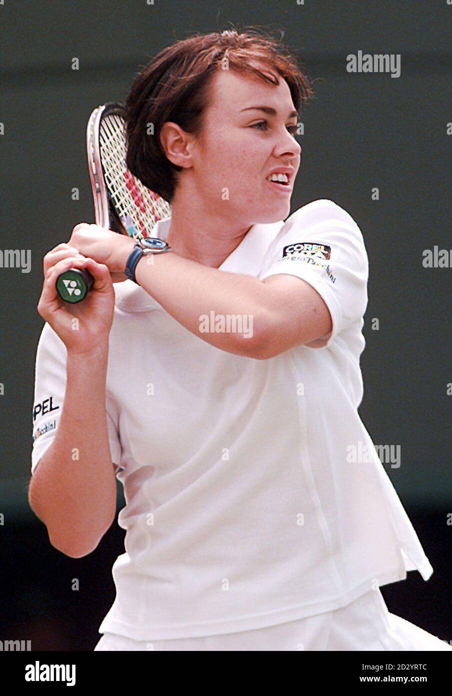 Martina Hingis aus der Schweiz auf Platz Nr. 1, die heute Nachmittag (Donnerstag) in ihrem Regen die Russin Elena Makarova spielt, verzögerte das 2. Runde Spiel bei den Wimbledon Championships. Foto von Fiona HansonPA. Stockfoto