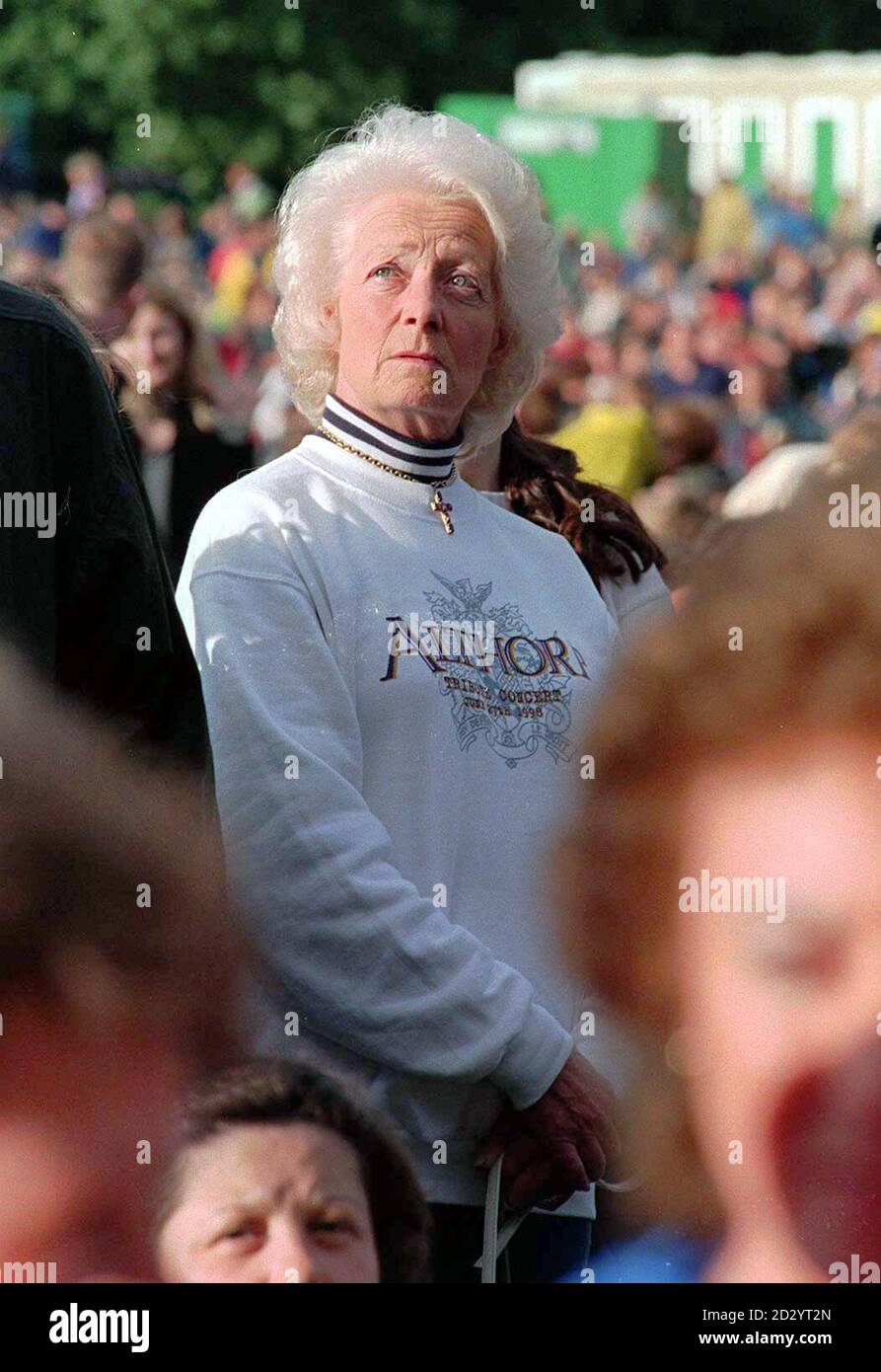 Mrs. Frances Shand-Kydd, Mutter von Diana, Prinzessin von Wales, schließt sich den Massen beim letzten Abend (Samstag) Tribute Concert an ihre Tochter an, im Familienhaus in Althorp, Northamptonshire. BILD DAVID JONES/PA Stockfoto