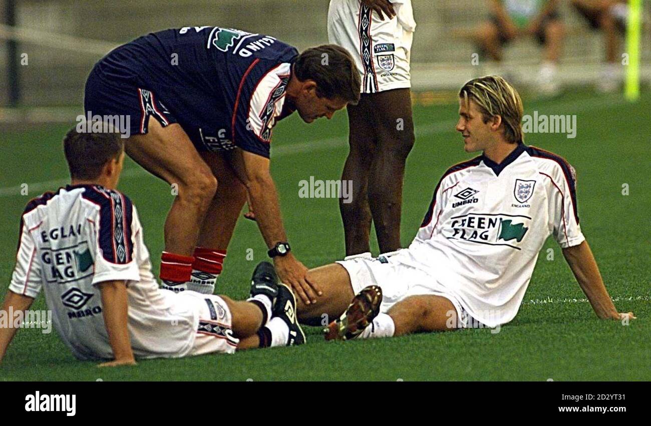 Englands Manager Glenn Hoddle spricht heute Nachmittag (Montag) mit David Beckham (rechts) und Michael Owen zu Beginn einer Trainingseinheit im Stadion in St. Etienne. England spielt Argentinien in der zweiten Runde der Weltmeisterschaft morgen. Foto von Adam Butler/PA Stockfoto