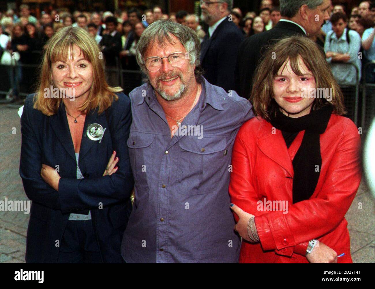 PA NEWS 24/6/98 BILL ODDIE KOMMT BEI DER CHARITY-PREMIERE VON "GIRLS NIGHT" MIT SEINER FRAU LAURA UND TOCHTER ROSIE AUF DEM LEICESTER SQUARE IN LONDON AN. DER FILM WURDE VON KAY MELLOR MIT JULIE WALTERS UND BRENDA BLETHYN GESCHRIEBEN. *02/02/02 TV Wildlife Experte Bill Oddie war heute, Samstag 2 Februar 2002, Eröffnung eines der besten Vogelbeobachtung des Landes. Er besuchte die Great West Bird Fair im Wildfowl and Wetlands Trust (WWT) Slimbridge in Gloucestershire, wo Tausende von Vögeln strömen, um den eisigen Temperaturen in ganz Europa zu entkommen. Bill Oddie hat sich mit dem TV-Produzenten zusammengemacht Stockfoto